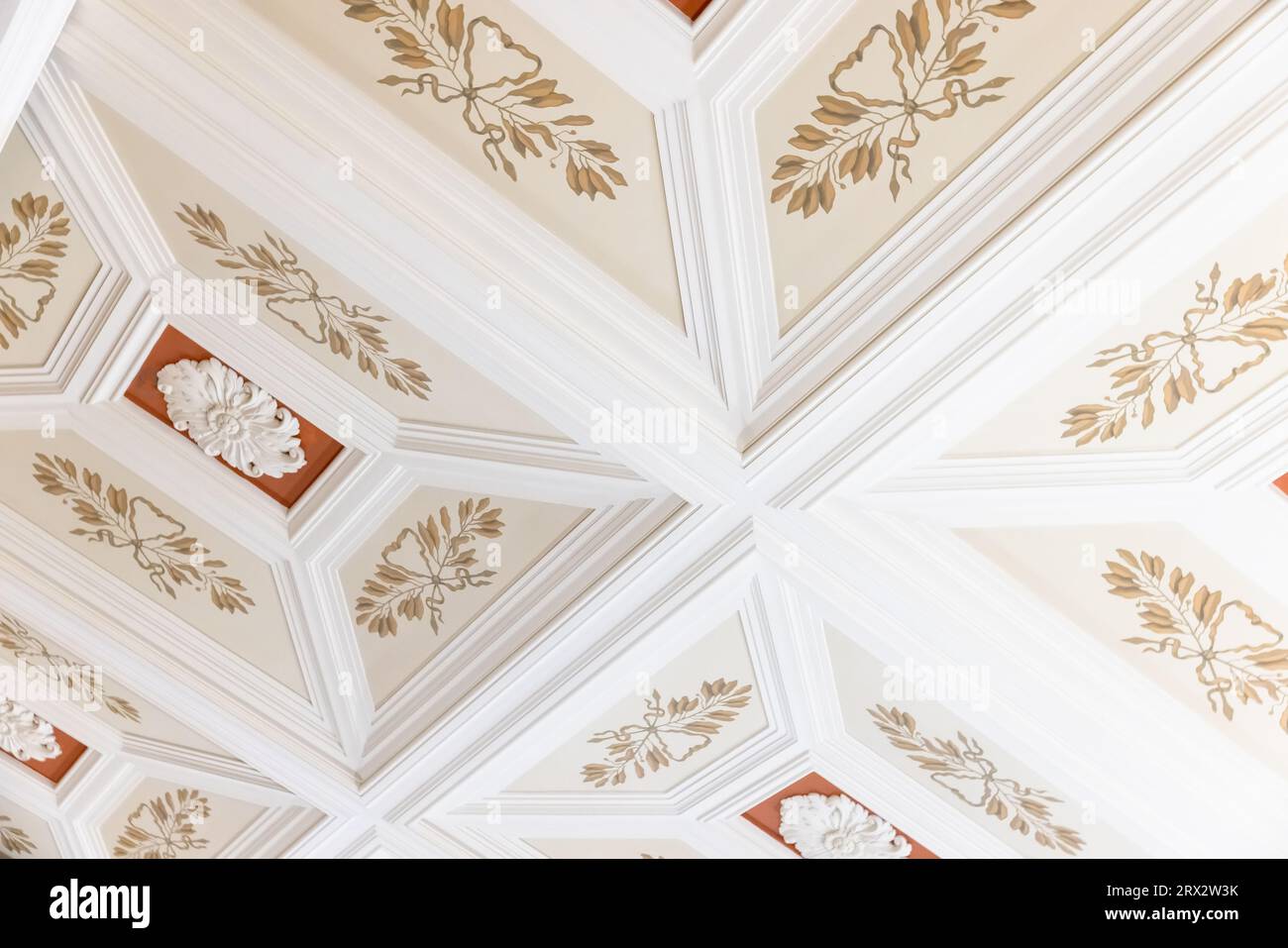 Klassische weiße Deckendetails mit Blumenmustern, abstrakte Vorlage mit klassischer Architektur Stockfoto