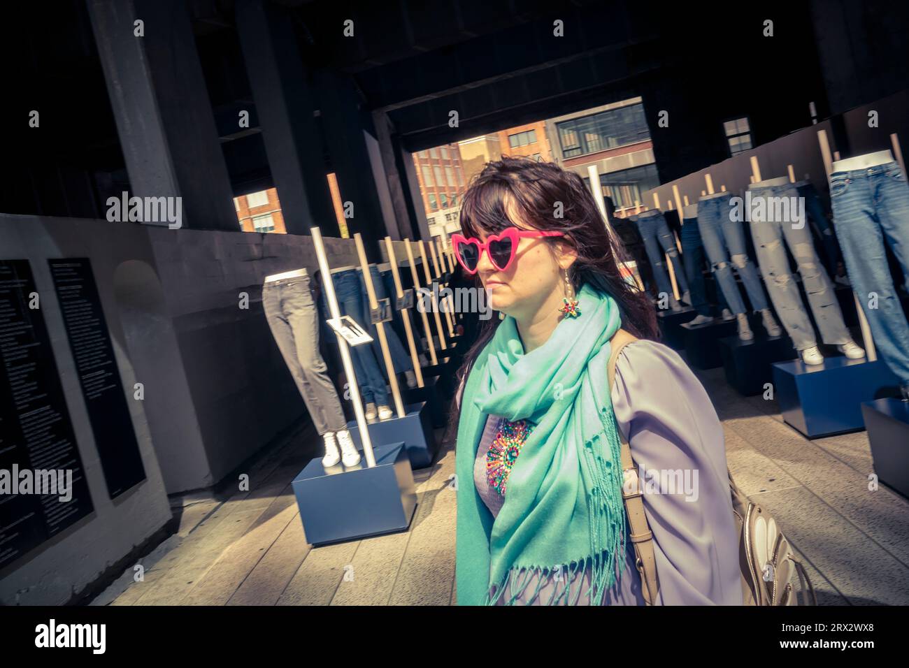 Markenaktivierung im High Line Park im New Yorker Stadtteil Meatpacking für American Eagle Outfitters (AEO) Jeans, gesehen am Samstag, 16. September 2023. (© Richard B. Levine) Stockfoto