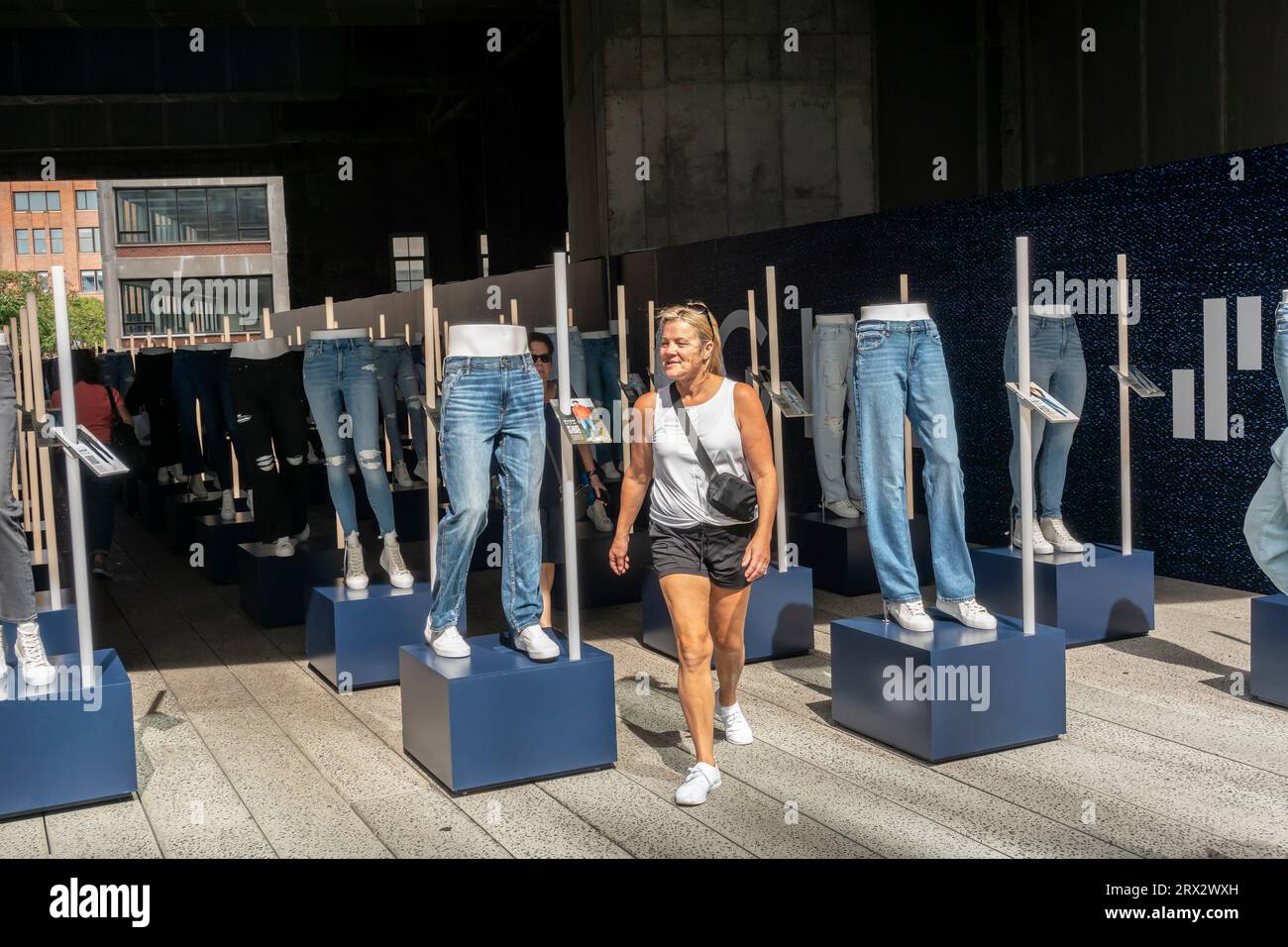Markenaktivierung im High Line Park im New Yorker Stadtteil Meatpacking für American Eagle Outfitters (AEO) Jeans, gesehen am Samstag, 16. September 2023. (© Richard B. Levine) Stockfoto