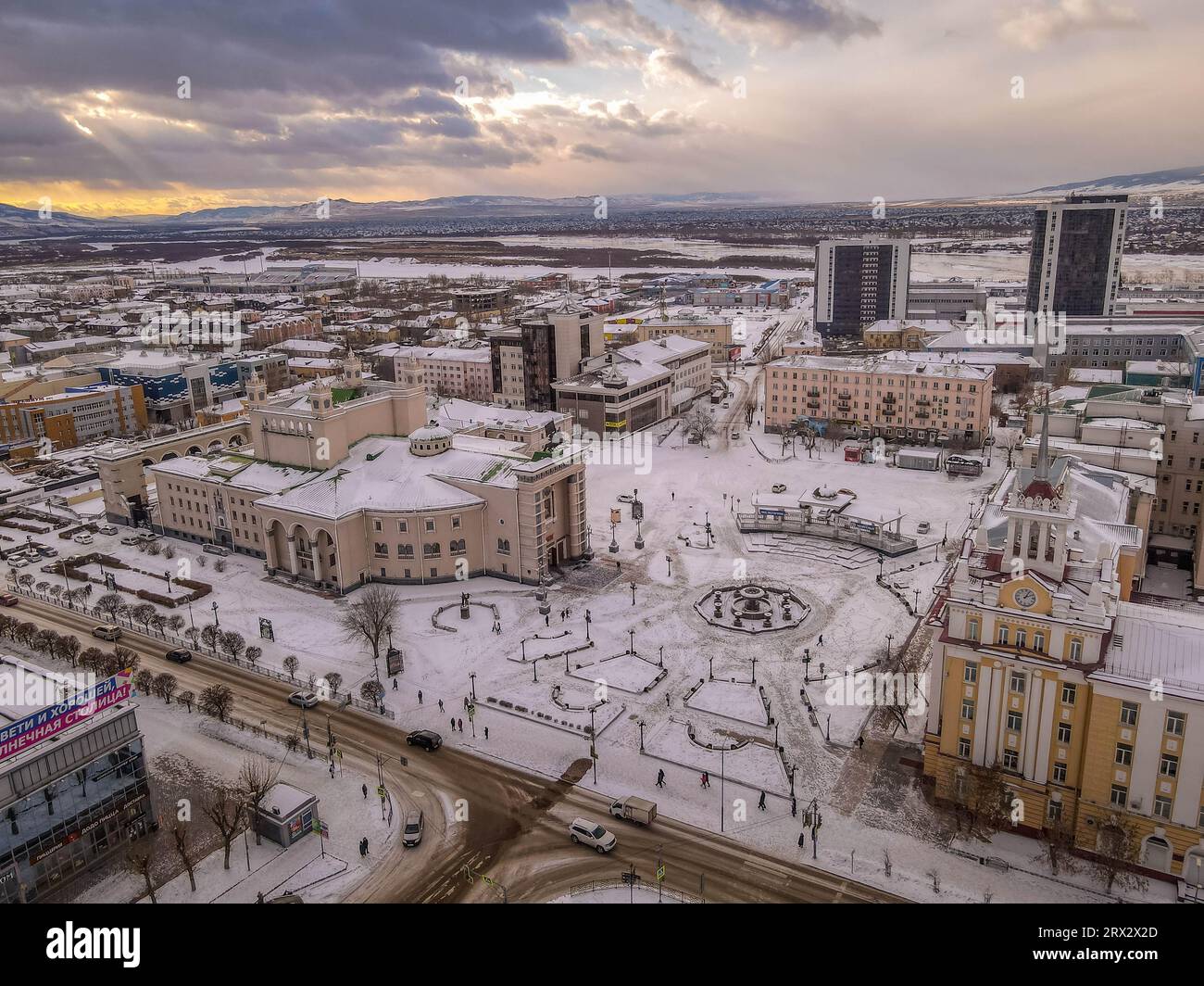 Die Innenstadt der sibirischen Stadt Ulan-Ude (Republik Buryatiya, Russland) mit dem Theatergebäude, sowjetischer Architektur und dem City plaza Stockfoto