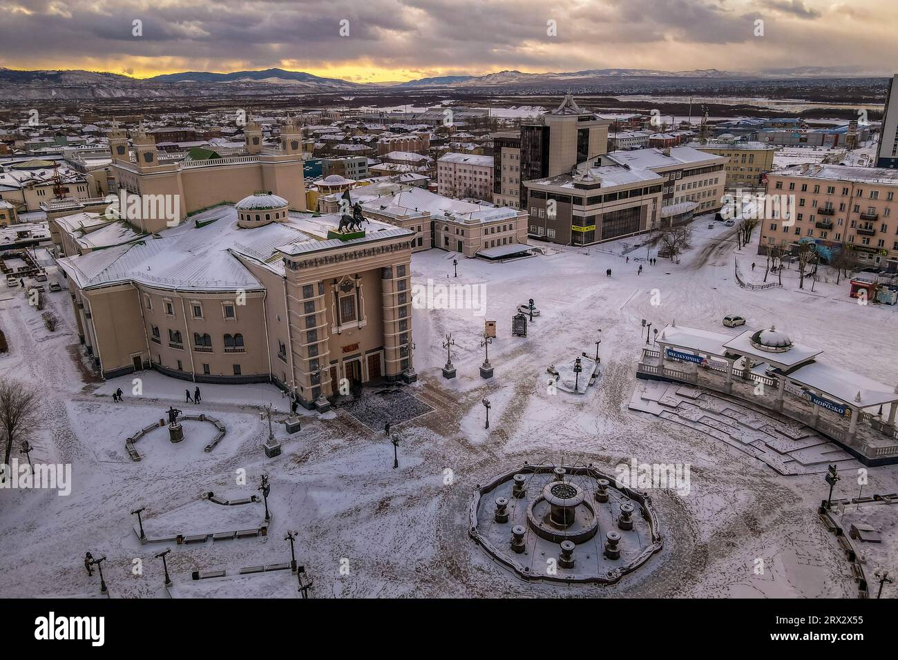 Die Innenstadt der sibirischen Stadt Ulan-Ude (Republik Buryatiya, Russland) mit dem Theatergebäude, sowjetischer Architektur und dem City plaza Stockfoto