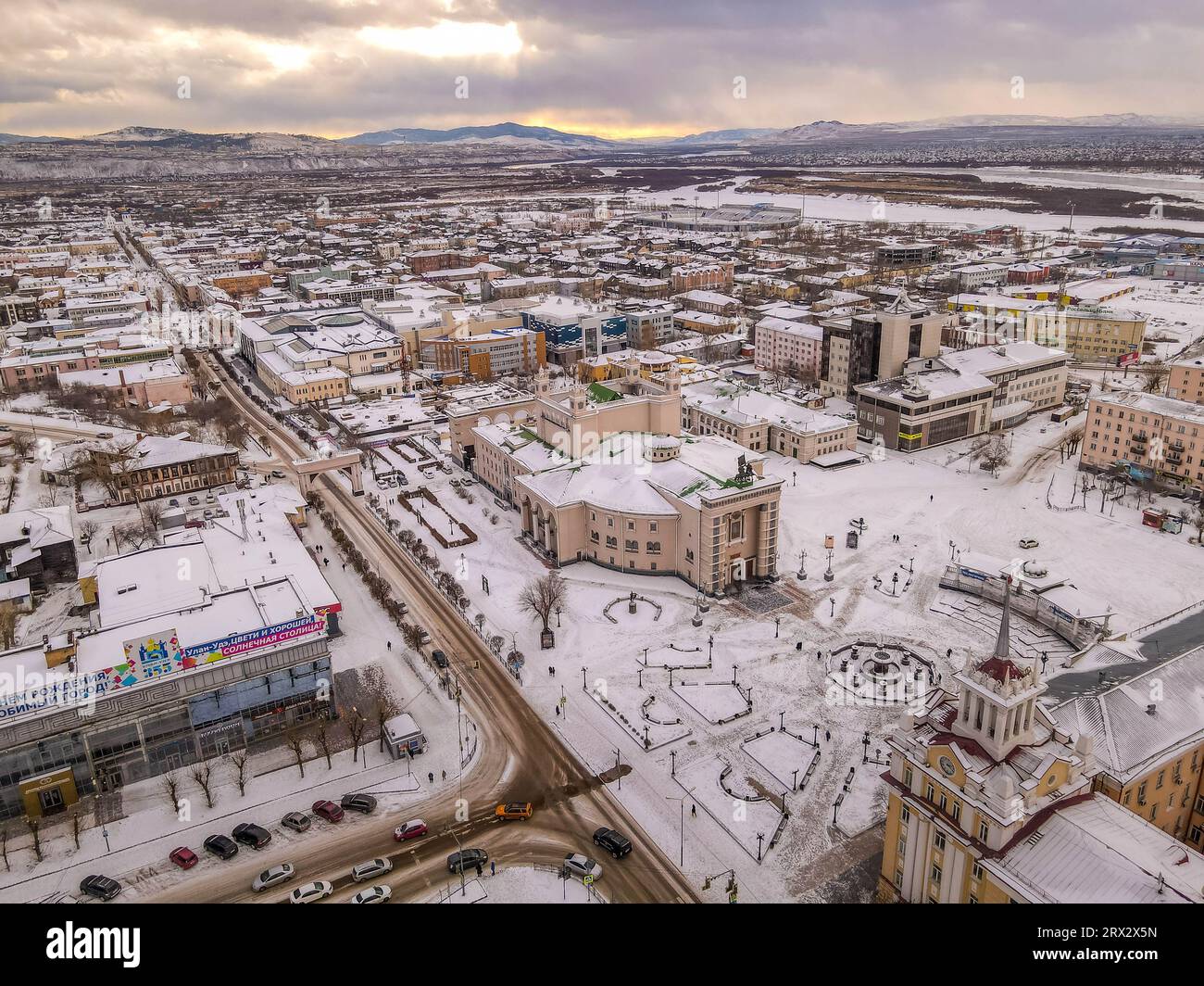 Die Innenstadt der sibirischen Stadt Ulan-Ude (Republik Buryatiya, Russland) mit dem Theatergebäude, sowjetischer Architektur und dem City plaza Stockfoto