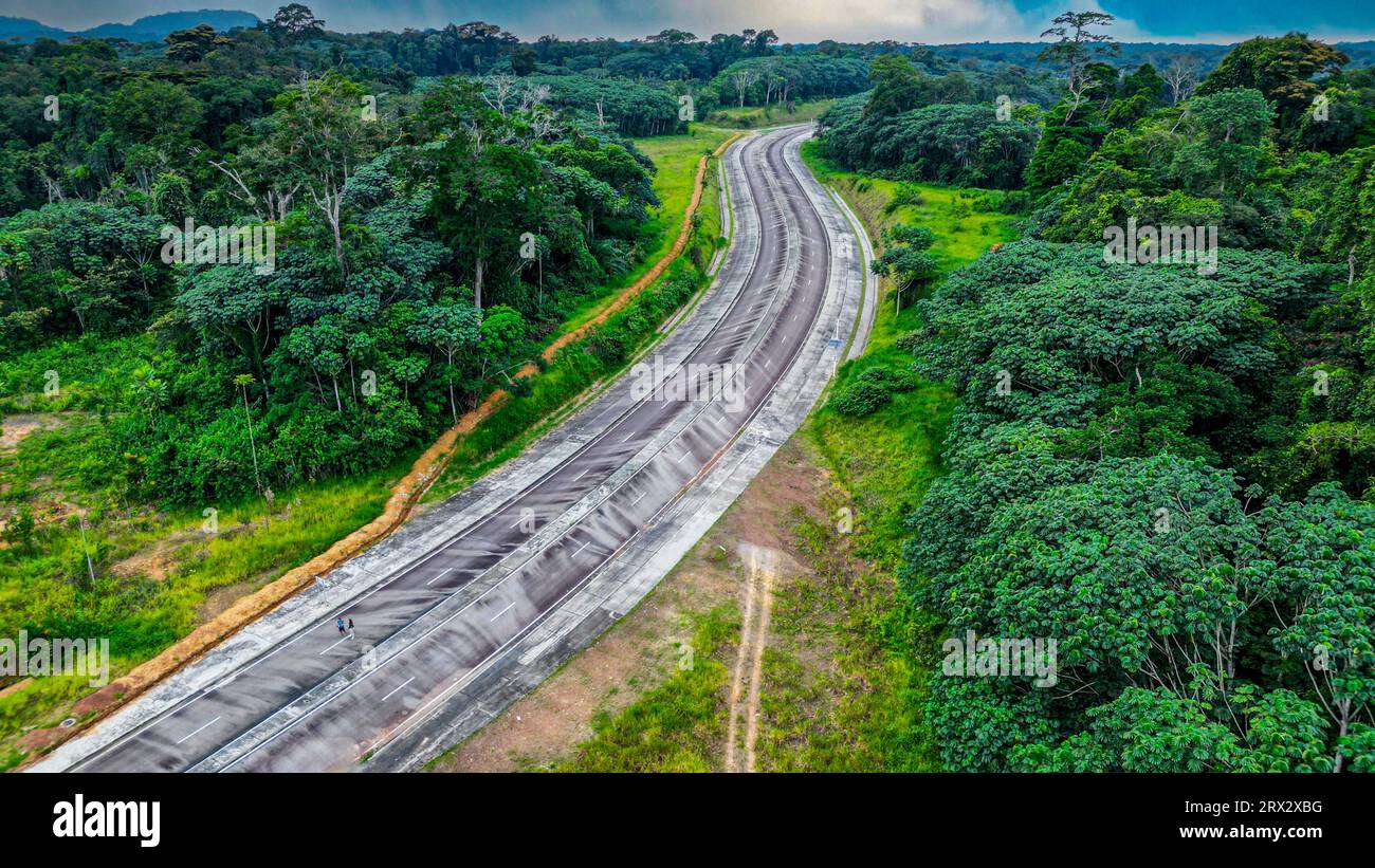 Leere Autobahn im Dschungel, zukünftige Hauptstadt Ciudad de la Paz, Rio Muni, Äquatorialguinea, Afrika Stockfoto