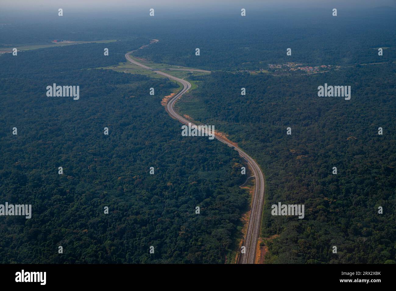 Leere Autobahn im Dschungel, zukünftige Hauptstadt Ciudad de la Paz, Rio Muni, Äquatorialguinea, Afrika Stockfoto