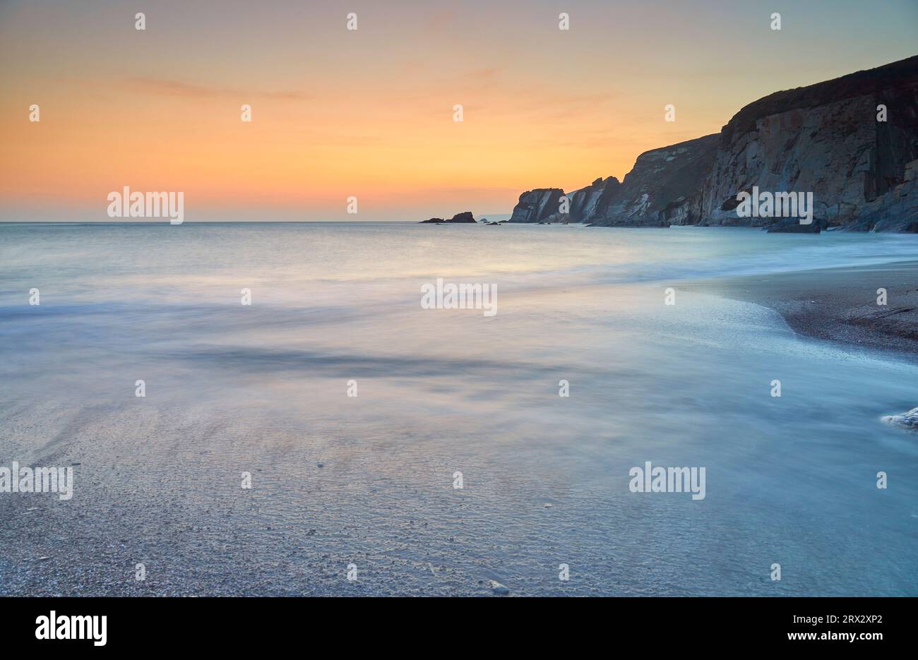 Eine Abenddämmerung mit Surfbeobachtung an Land in Ayrmer Cove, einer abgelegenen Bucht in der Nähe von Kingsbridge, Südküste von Devon, England, Großbritannien, Europa Stockfoto