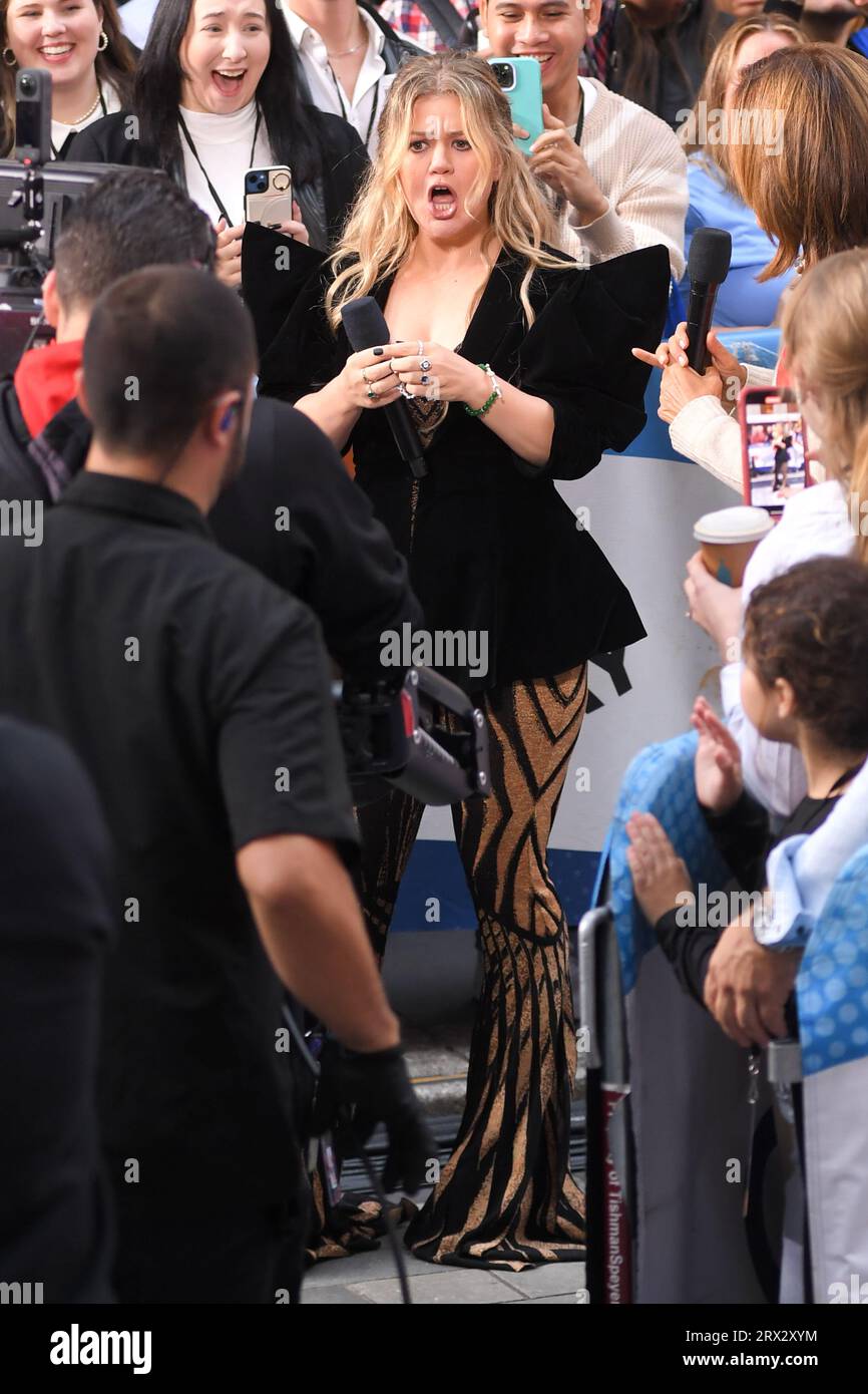 New York, USA. September 2023. Kelly Clarkson tritt am 22. September 2023 auf der „Today“ Show von NBC im Rockefeller Center in New York auf. (Foto: Efren Landaos/SIPA USA) Credit: SIPA USA/Alamy Live News Stockfoto