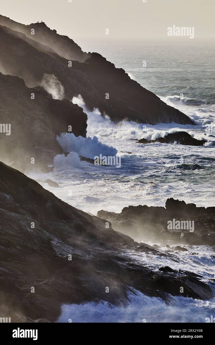 Atlantikklippen, die bei stürmischem Winterwetter von Wellen und Sprühnebel durchschlagen werden, in Pendeen, nahe S.t Just, im äußersten Westen von Cornwall, England Stockfoto