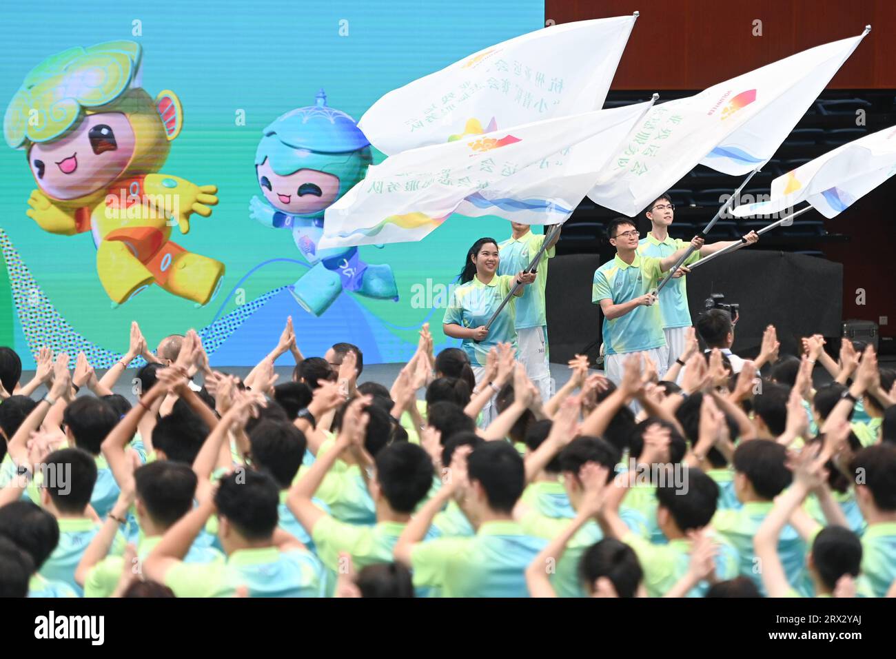 Hangzhou, chinesische Provinz Zhejiang. August 2023. Freiwillige Vertreter schwenken die Flaggen während der asiatischen Spiele in Hangzhou und der asiatischen Para-Spiele in Hangzhou, der Hauptstadt der ostchinesischen Provinz Zhejiang, am 24. August 2023. ZU XINHUA-SCHLAGZEILEN VOM SEPTEMBER. 22, 2023 Credit: Huang Zongzhi/Xinhua/Alamy Live News Stockfoto