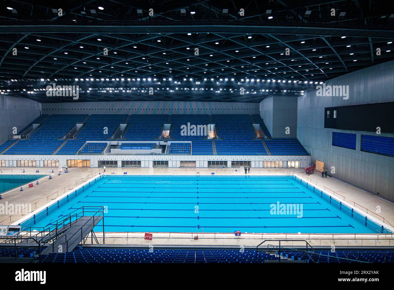 Hangzhou. September 2023. Dieses Foto, das am 12. April 2021 aufgenommen wurde, zeigt einen Blick auf die Hangzhou Olympic Sports Centre Aquatic Sports Arena, Austragungsort der 19. Asiatischen Spiele, in Hangzhou, der ostchinesischen Provinz Zhejiang. ZU XINHUA-SCHLAGZEILEN VOM SEPTEMBER. 22, 2023 Credit: Jiang Han/Xinhua/Alamy Live News Stockfoto