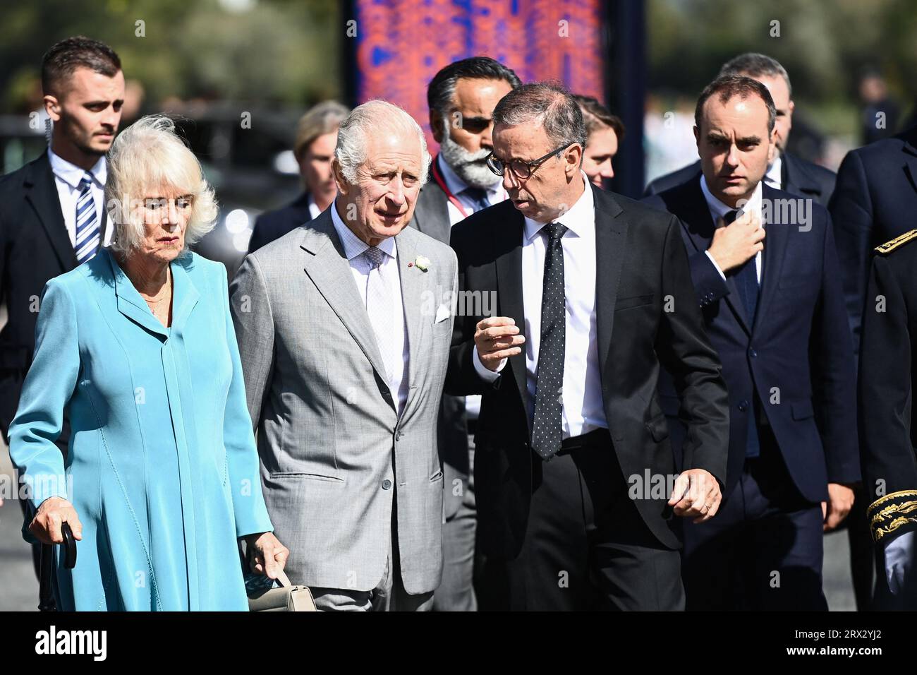 Der britische König Charles III. (C) spricht mit Bordeaux-Bürgermeister Pierre Hurmic (CR), als er mit seiner Frau Königin Camilla (CL) am 22. September 2023 auf einem Festival zur Feier der britischen und französischen Kultur und des Geschäfts am Place de la Bourse in Bordeaux im Südwesten Frankreichs ankommt. Der britische König Karl III. Und seine Frau Königin Camilla sind auf einem dreitägigen Staatsbesuch ab dem 20. September 2023 in Paris und Bordeaux, sechs Monate nachdem Ausschreitungen und Streiks seinen ersten Staatsbesuch als König in letzter Minute aufgeschoben haben. Foto: Christophe ARCHAMBAULT/Pool/ABACAPRESS.COM Stockfoto