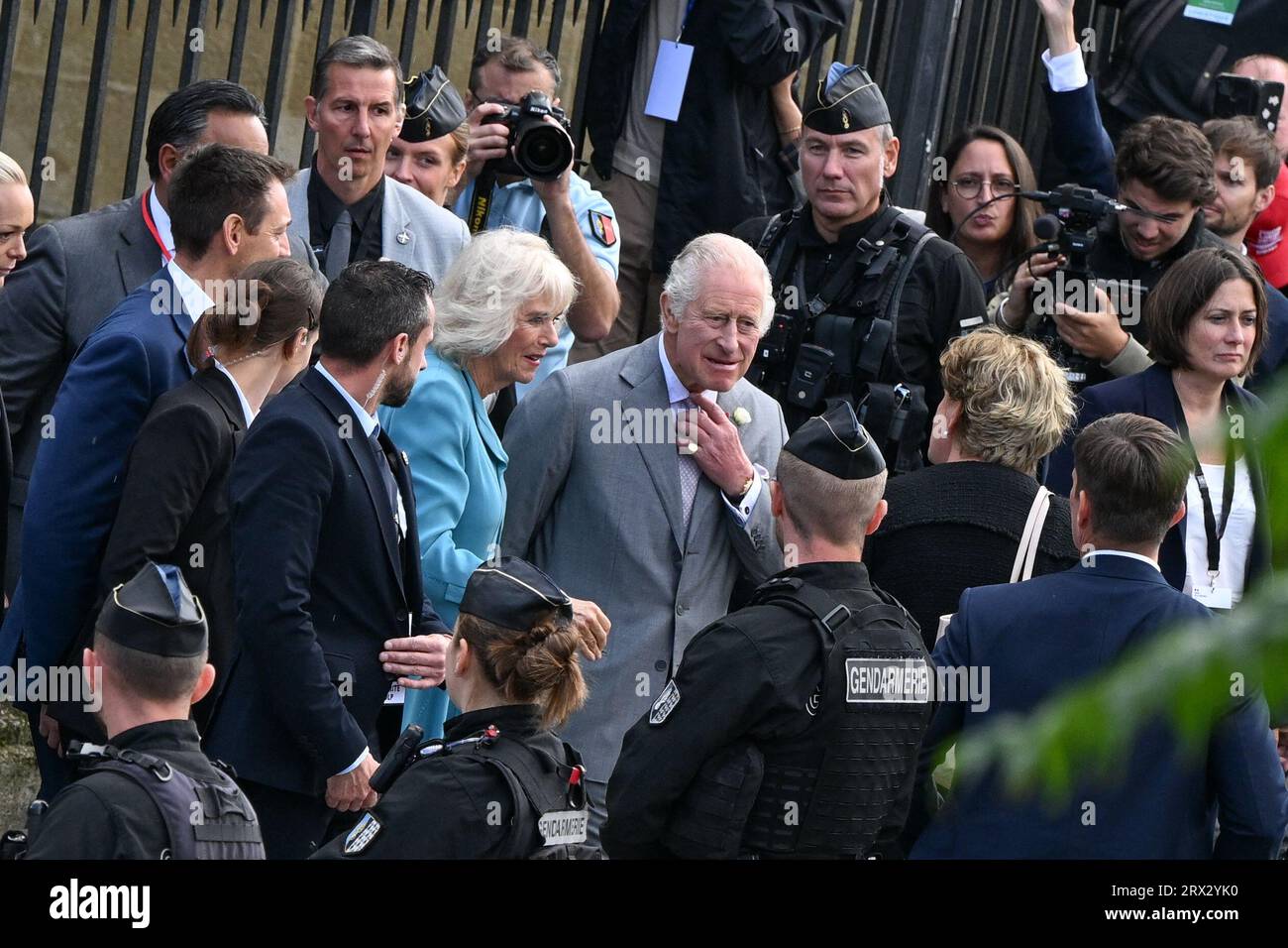 Der britische König Karl III. (C) und seine Frau Königin Camilla (C-L) erreichen das Palais Rohan, das Rathaus von Bordeaux in Bordeaux, Frankreich. September 2023. Während eines Staatsbesuchs im Land. Der dreitägige Staatsbesuch des britischen Königspaares war ursprünglich für März 2023 geplant, wurde aber wegen der weit verbreiteten Demonstrationen in Frankreich gegen die Rentenreformen der Regierung verschoben. Foto: Caroline Blumberg/Pool/ABACAPRESS.COM Credit: Abaca Press/Alamy Live News Stockfoto