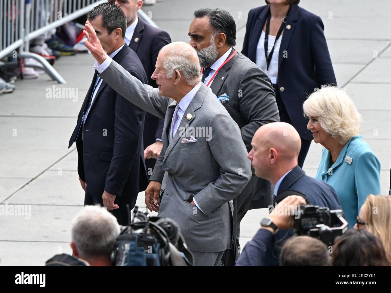 Der britische König Karl III. (C) und seine Frau Königin Camilla (R) erreichen das Palais Rohan, das Rathaus von Bordeaux in Bordeaux, Frankreich. September 2023. Während eines Staatsbesuchs im Land. Der dreitägige Staatsbesuch des britischen Königspaares war ursprünglich für März 2023 geplant, wurde aber wegen der weit verbreiteten Demonstrationen in Frankreich gegen die Rentenreformen der Regierung verschoben. Foto: Caroline Blumberg/Pool/ABACAPRESS.COM Credit: Abaca Press/Alamy Live News Stockfoto