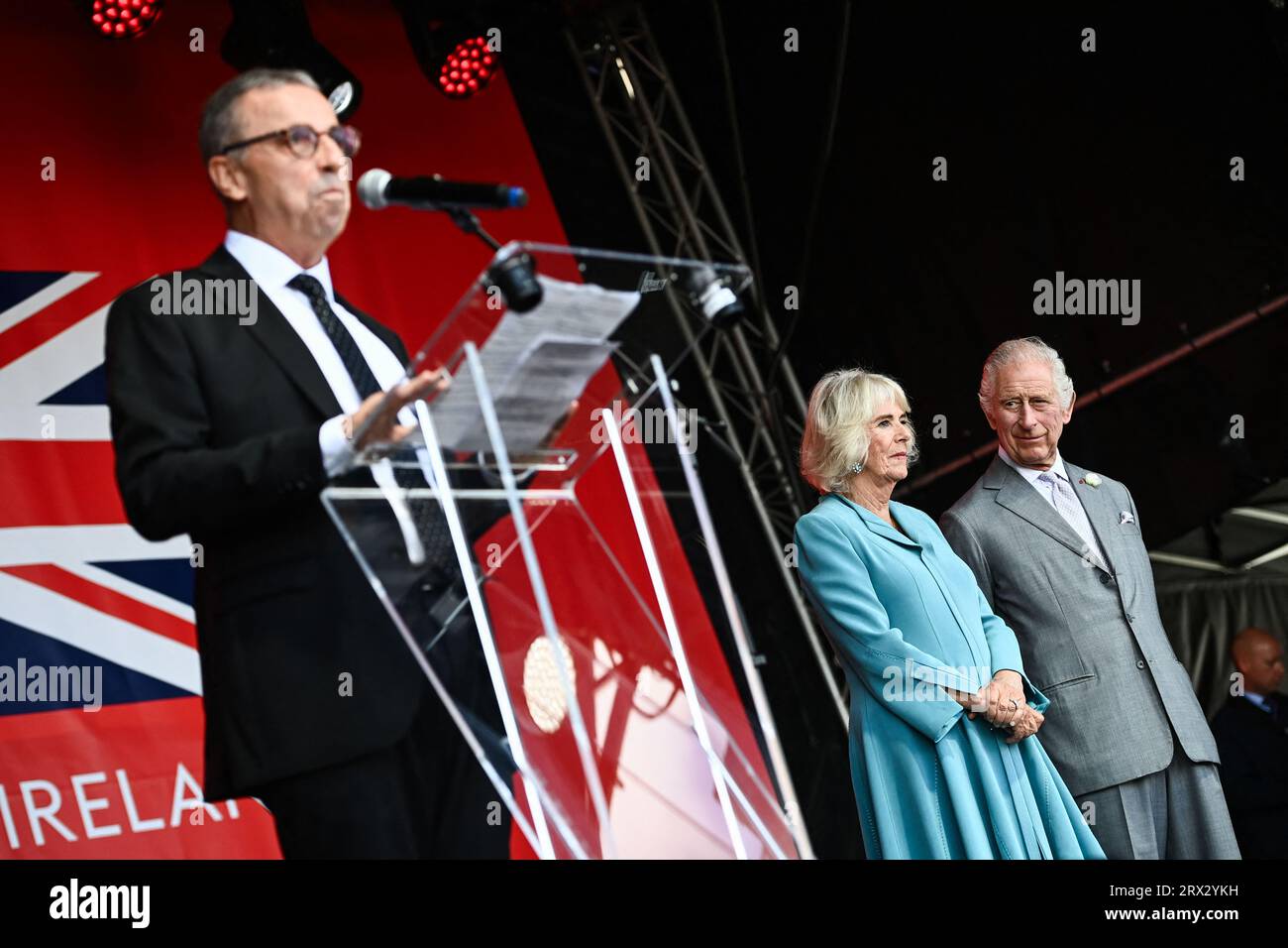 Der britische König Karl III. (R) und seine Frau Königin Camilla (C) stehen als Bordeaux-Bürgermeister Pierre Hurmic (L) auf einem Podium während eines Besuchs auf einem Festival zur Feier der britischen und französischen Kultur und des Geschäfts am Place de la Bourse in Bordeaux, Südwestfrankreich, am 22. September 2023. Der britische König Karl III. Und seine Frau Königin Camilla sind auf einem dreitägigen Staatsbesuch ab dem 20. September 2023 in Paris und Bordeaux, sechs Monate nachdem Ausschreitungen und Streiks seinen ersten Staatsbesuch als König in letzter Minute aufgeschoben haben. Foto: Christophe ARCHAMBAULT/Pool/ABACAPRESS.COM Stockfoto