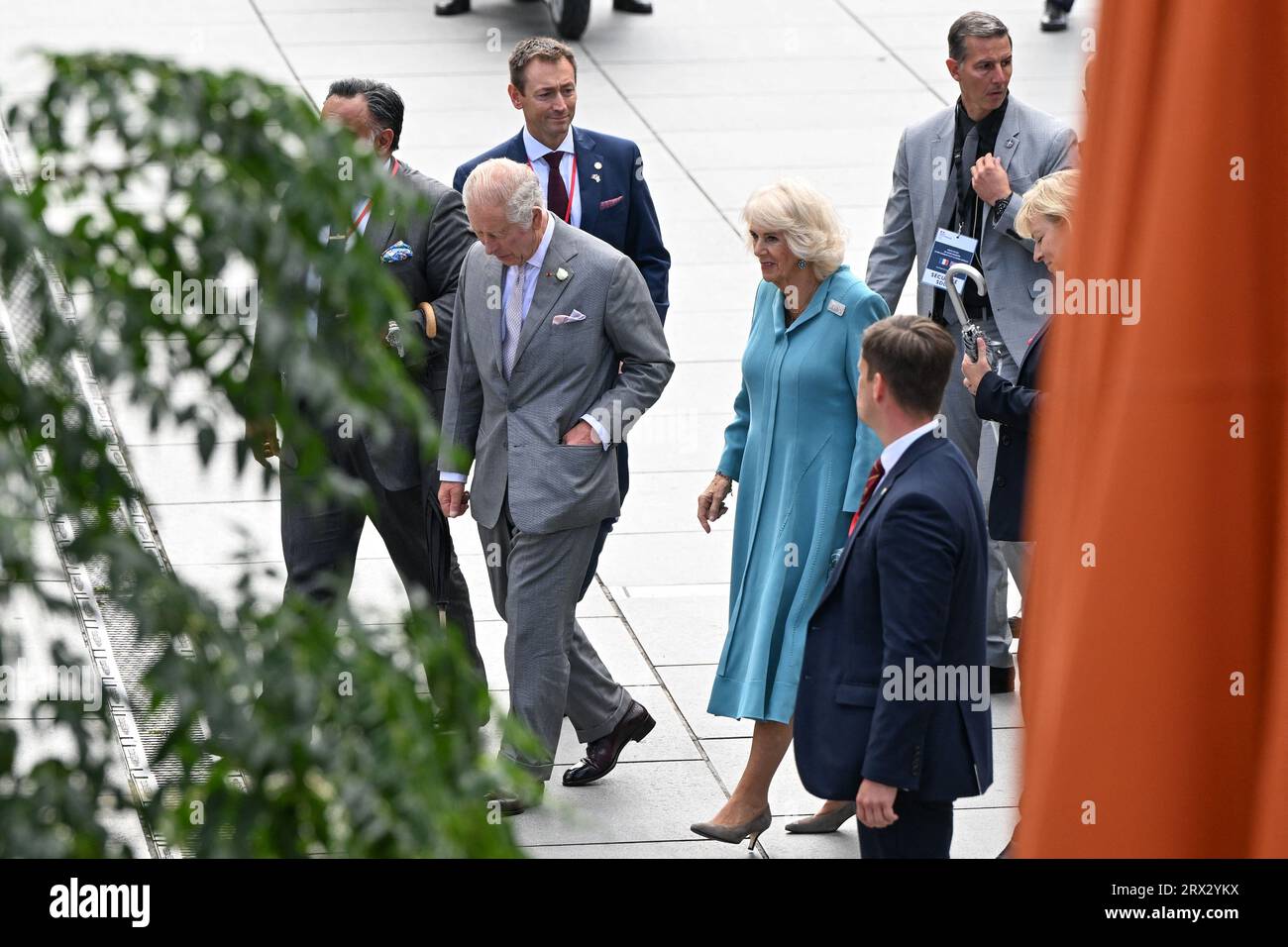 Bordeaux, Frankreich. September 2023. Der britische König Karl III. (C-L) und seine Frau Königin Camilla (C-R) kommen am 22. September 2023 im Palais Rohan (Rathaus von Bordeaux) in Bordeaux an. Der dreitägige Staatsbesuch des britischen Königspaares war ursprünglich für März 2023 geplant, wurde aber wegen der weit verbreiteten Demonstrationen in Frankreich gegen die Rentenreformen der Regierung verschoben. Foto: Caroline Blumberg/Pool/ABACAPRESS.COM Credit: Abaca Press/Alamy Live News Stockfoto