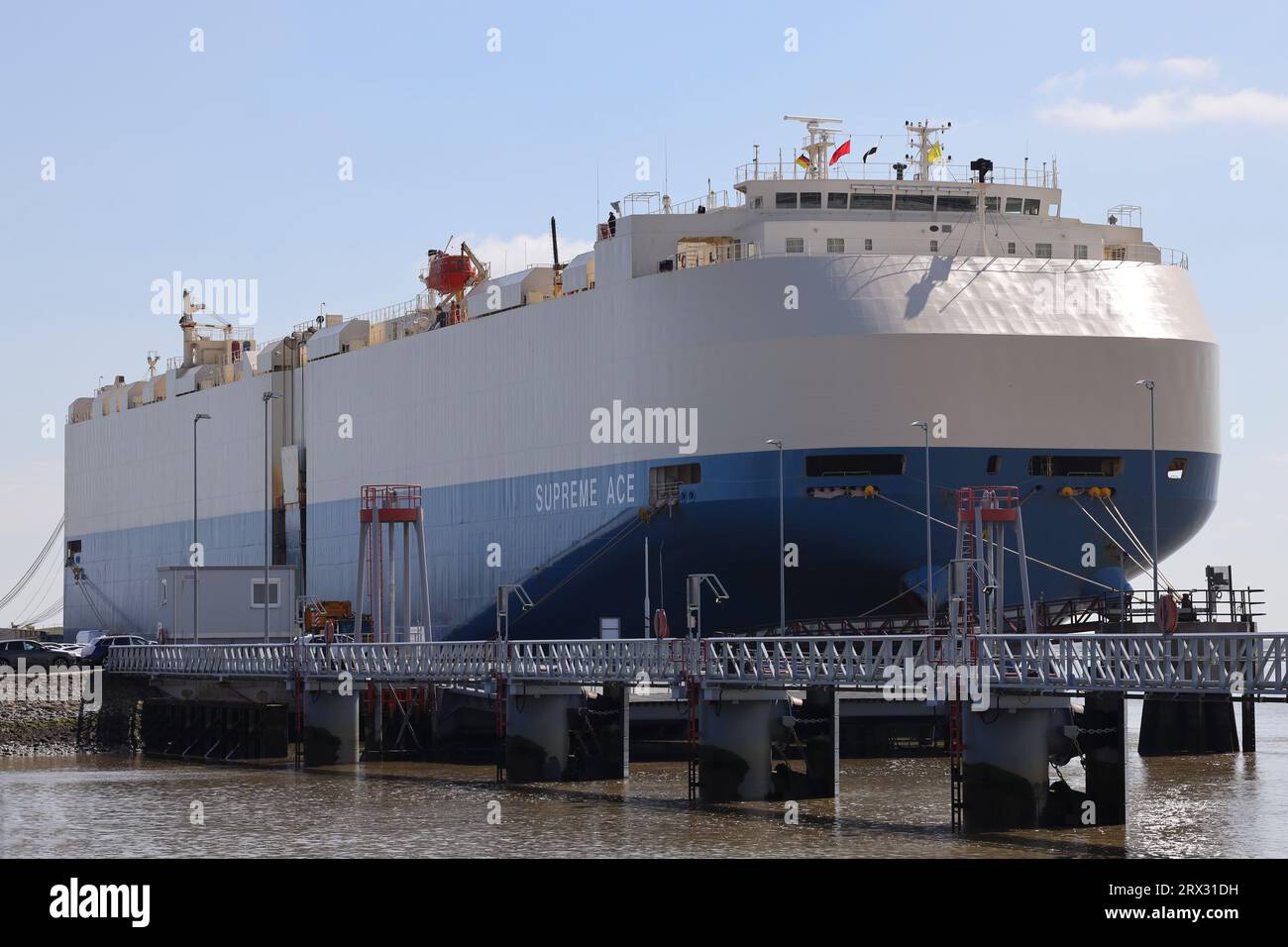 Der Autotransporter Supreme Ace befindet sich am 30. April 2023 im Hafen von Emden. Stockfoto