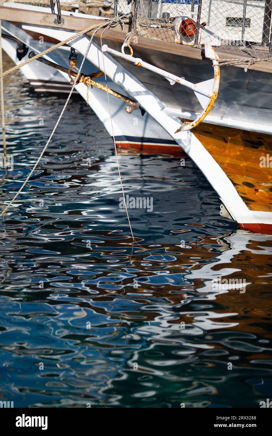 Moderne Schiffe, Yachten im Meer, Nahaufnahme. Hochwertige Fotos Stockfoto