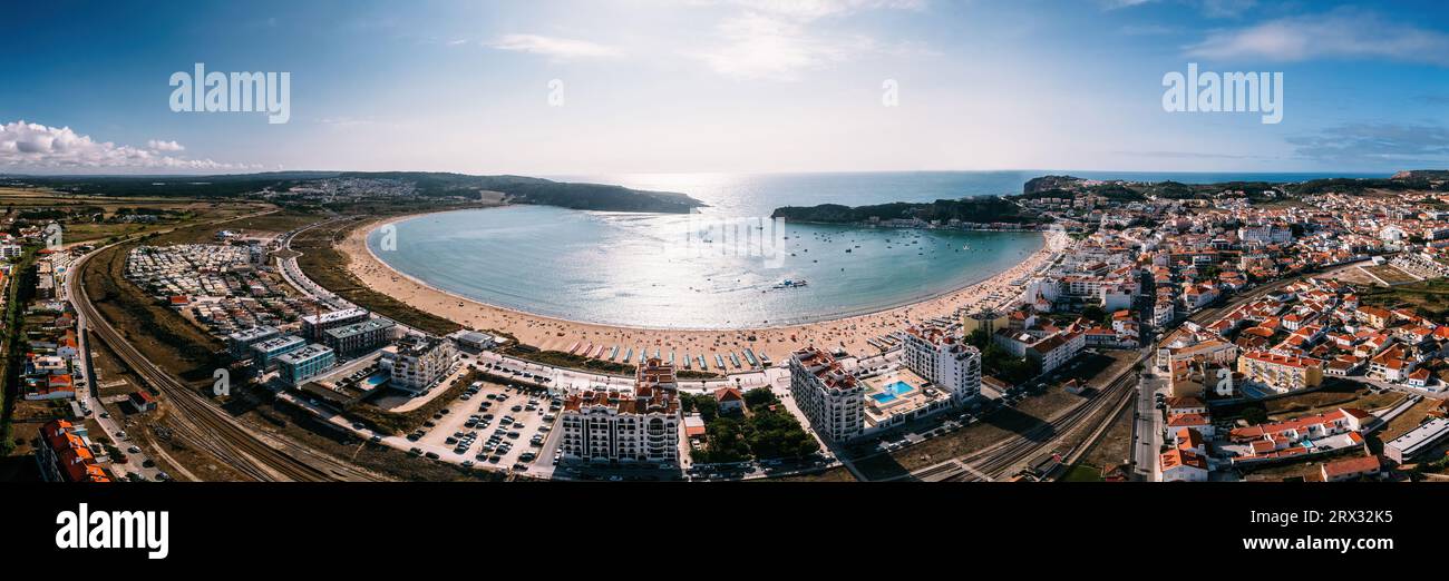 Panoramaaussicht aus der Vogelperspektive auf die Bucht von Sao Martinho do Porto, geformt wie eine Jakobsmuschel mit ruhigem Wasser und feinem weißen Sand, Oeste, Portugal, Europa Stockfoto