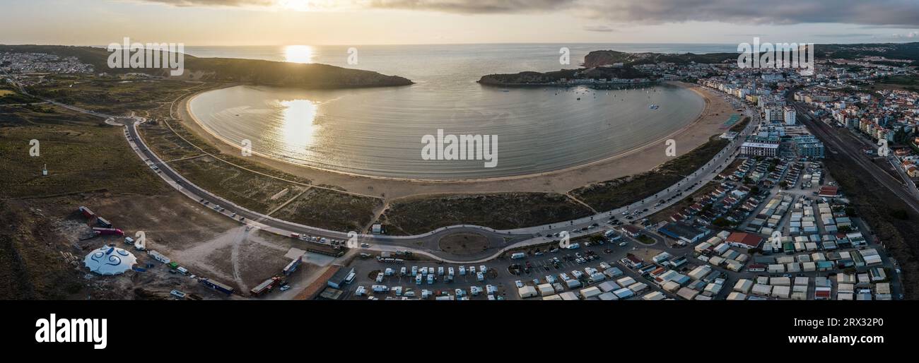 Panoramaaussicht aus der Vogelperspektive bei Sonnenuntergang der Bucht von Sao Martinho do Porto, geformt wie eine Jakobsmuschel mit ruhigem Wasser und feinem weißen Sand, Oeste, Portugal Stockfoto