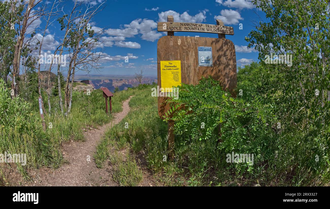 Schilder auf dem Nankoweap Trail für die Saddle Mountain Wilderness, die an den Grand Canyon National Park, Arizona, Vereinigte Staaten von Amerika grenzt Stockfoto
