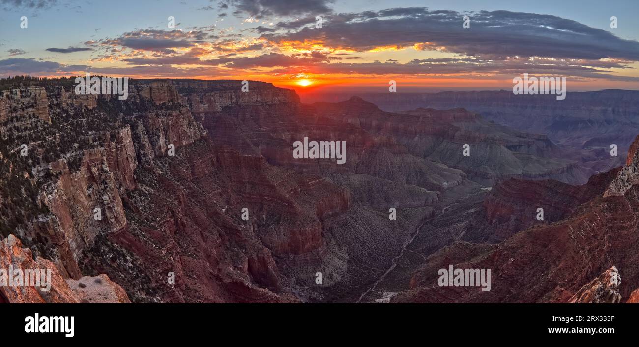 Der Sonnenaufgang am Grand Canyon North Rim, Blick vom Angels Window auf Cape Royal, Grand Canyon National Park, Arizona Stockfoto