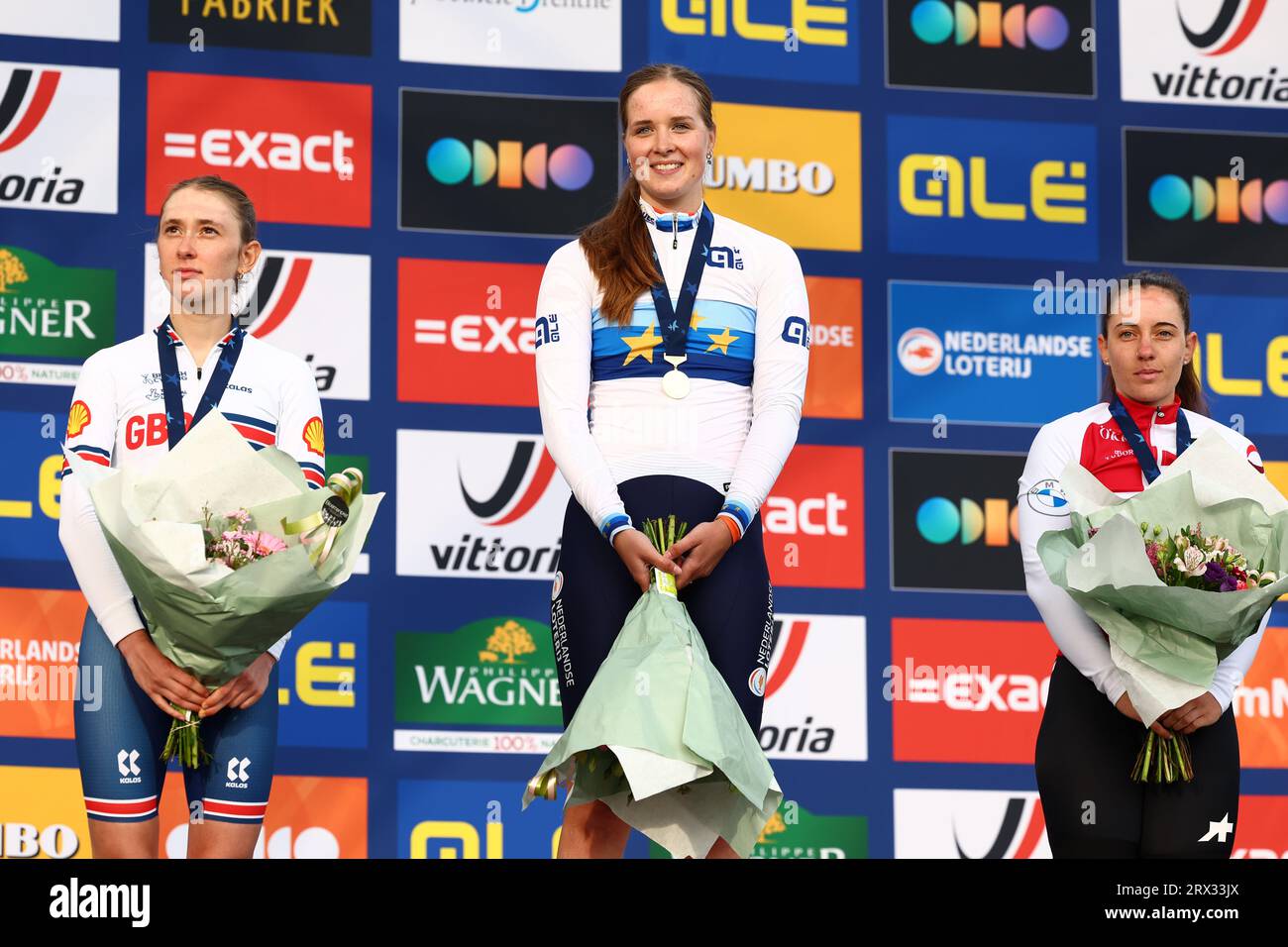 Wijster, Niederlande. September 2023. Die britische Silbermedaillengewinnerin Anna Shackley, die niederländische Goldmedaillengewinnerin Ilse Pluimers und die Schweizer Bronzemedaillengewinnerin Linda Zanetti feiern am dritten Tag der UEC-Straßeneuropameisterschaft in den Niederlanden auf dem Podium des U23-Rennens für Frauen, 108 km von Coevorden bis Col du VAM, Wijster, Freitag, 22. September 2023. Die Europameisterschaften finden vom 20. Bis 24. september statt. BELGA FOTO DAVID PINTENS Credit: Belga News Agency/Alamy Live News Stockfoto
