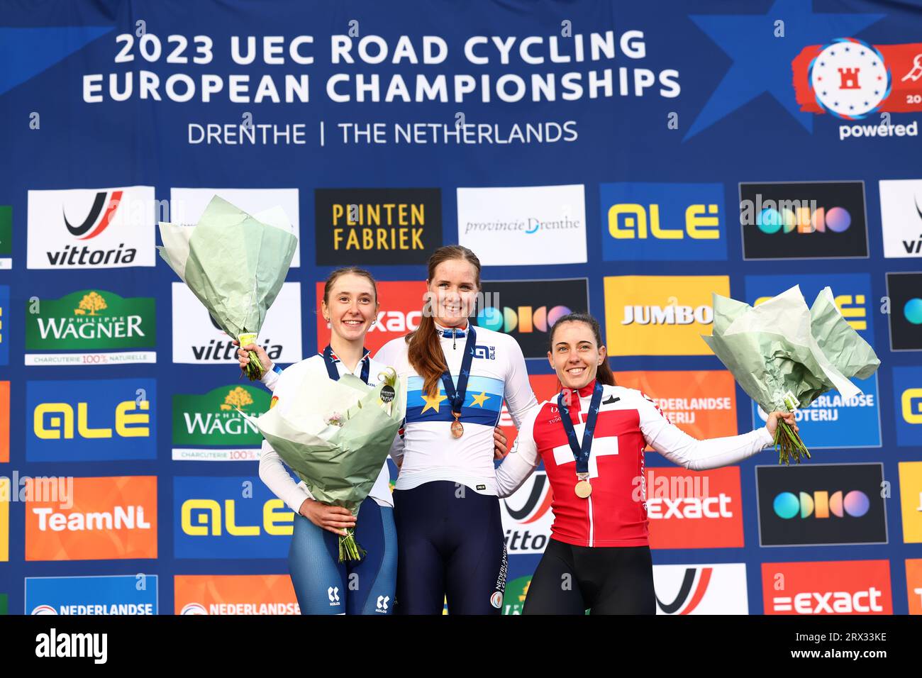 Wijster, Niederlande. September 2023. Die britische Silbermedaillengewinnerin Anna Shackley, die niederländische Goldmedaillengewinnerin Ilse Pluimers und die Schweizer Bronzemedaillengewinnerin Linda Zanetti feiern am dritten Tag der UEC-Straßeneuropameisterschaft in den Niederlanden auf dem Podium des U23-Rennens für Frauen, 108 km von Coevorden bis Col du VAM, Wijster, Freitag, 22. September 2023. Die Europameisterschaften finden vom 20. Bis 24. september statt. BELGA FOTO DAVID PINTENS Credit: Belga News Agency/Alamy Live News Stockfoto