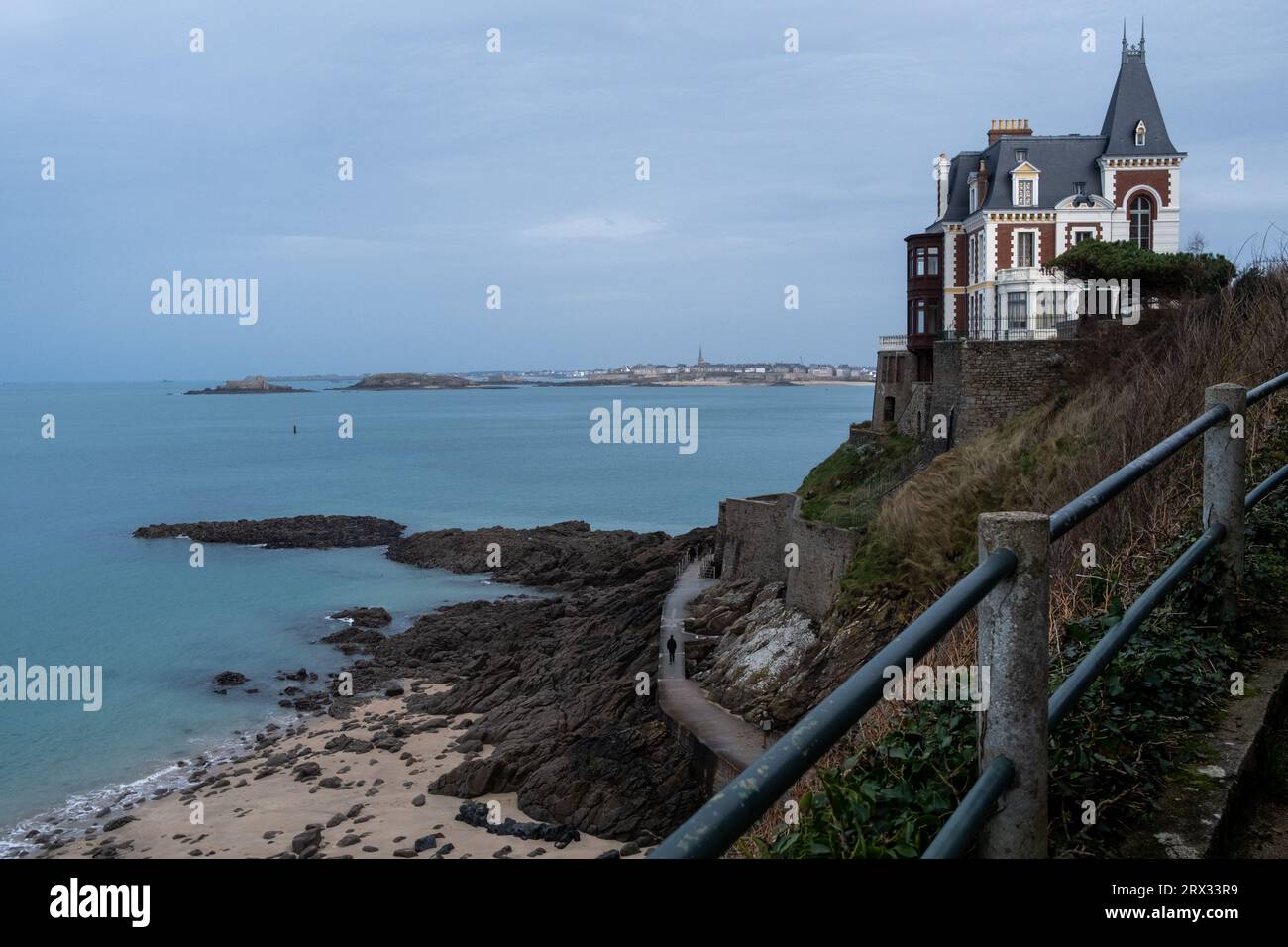 Villen am strand von dinard Fotos und Bildmaterial in hoher Auflösung