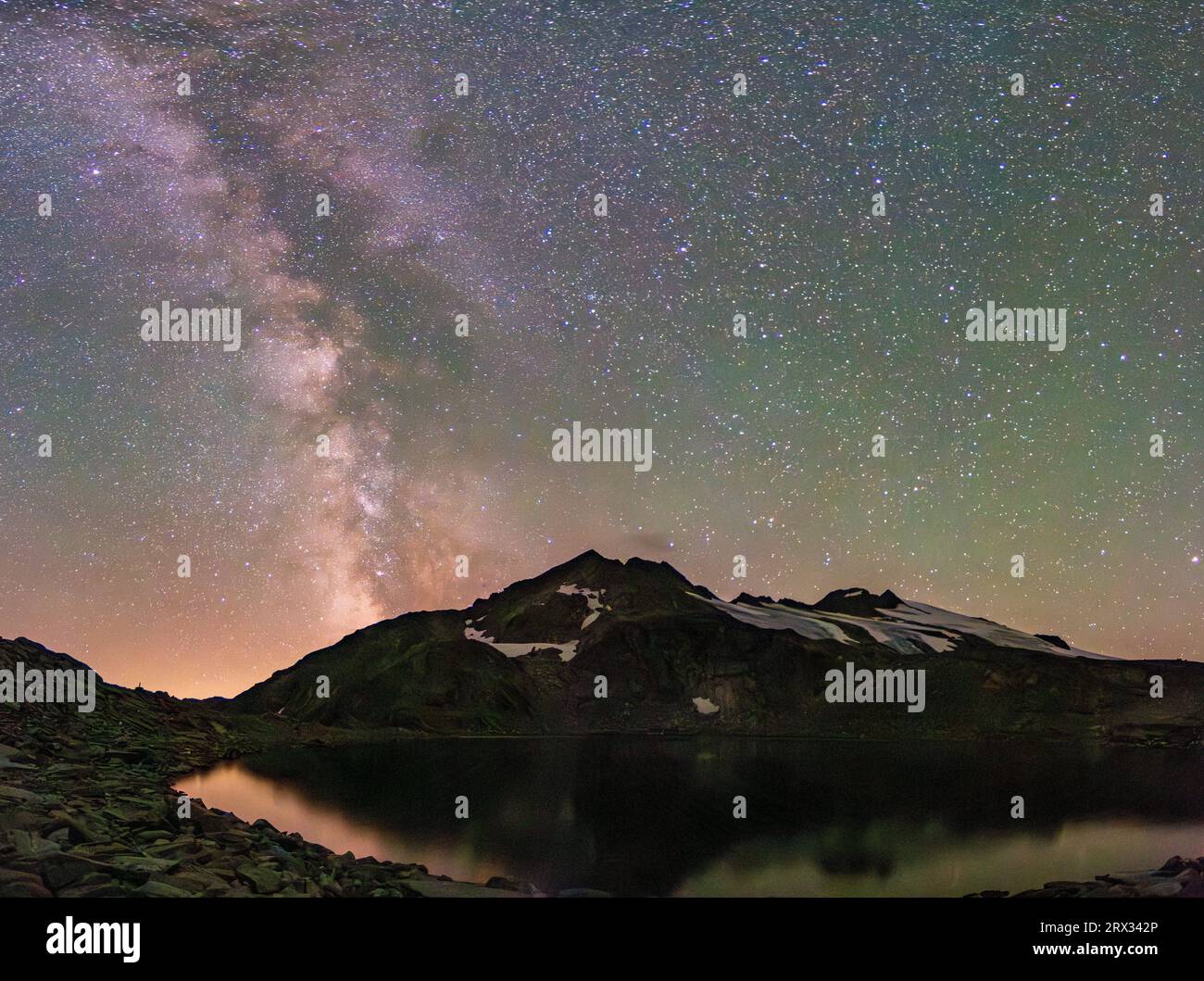 Nationalpark hohe Tauern: Oberer Schwarzhornsee, Berg Ankogelgruppe, Blick auf Gipfel Ankogel, Sterne, Milchstraße im Nationalpark hohe Tauern, K Stockfoto