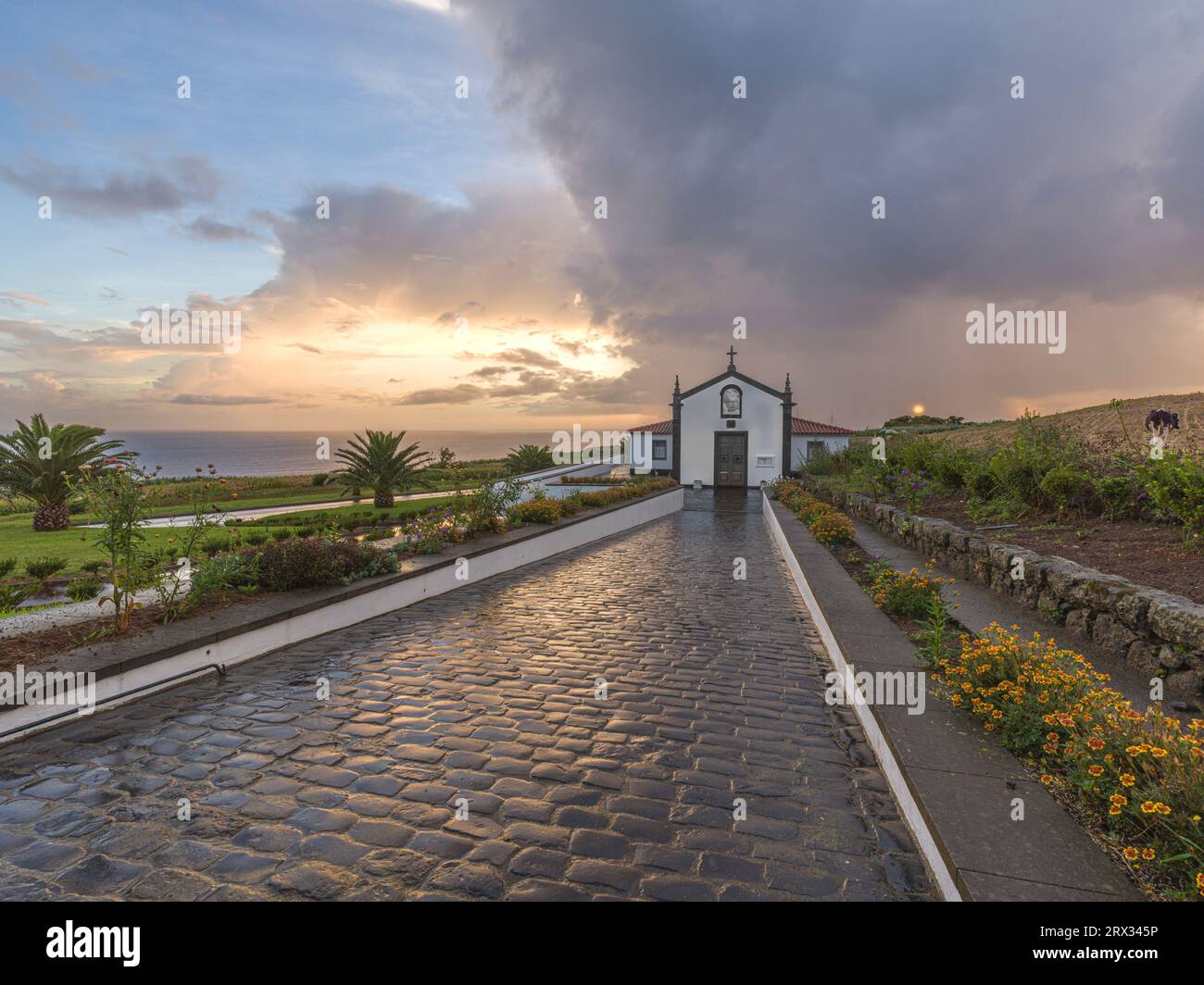 Sonnenuntergang über der Kapelle Ermida de Nossa Senhora do Pranto auf der Insel Sao Miguel, Azoren, Portugal, Atlantik, Europa Stockfoto