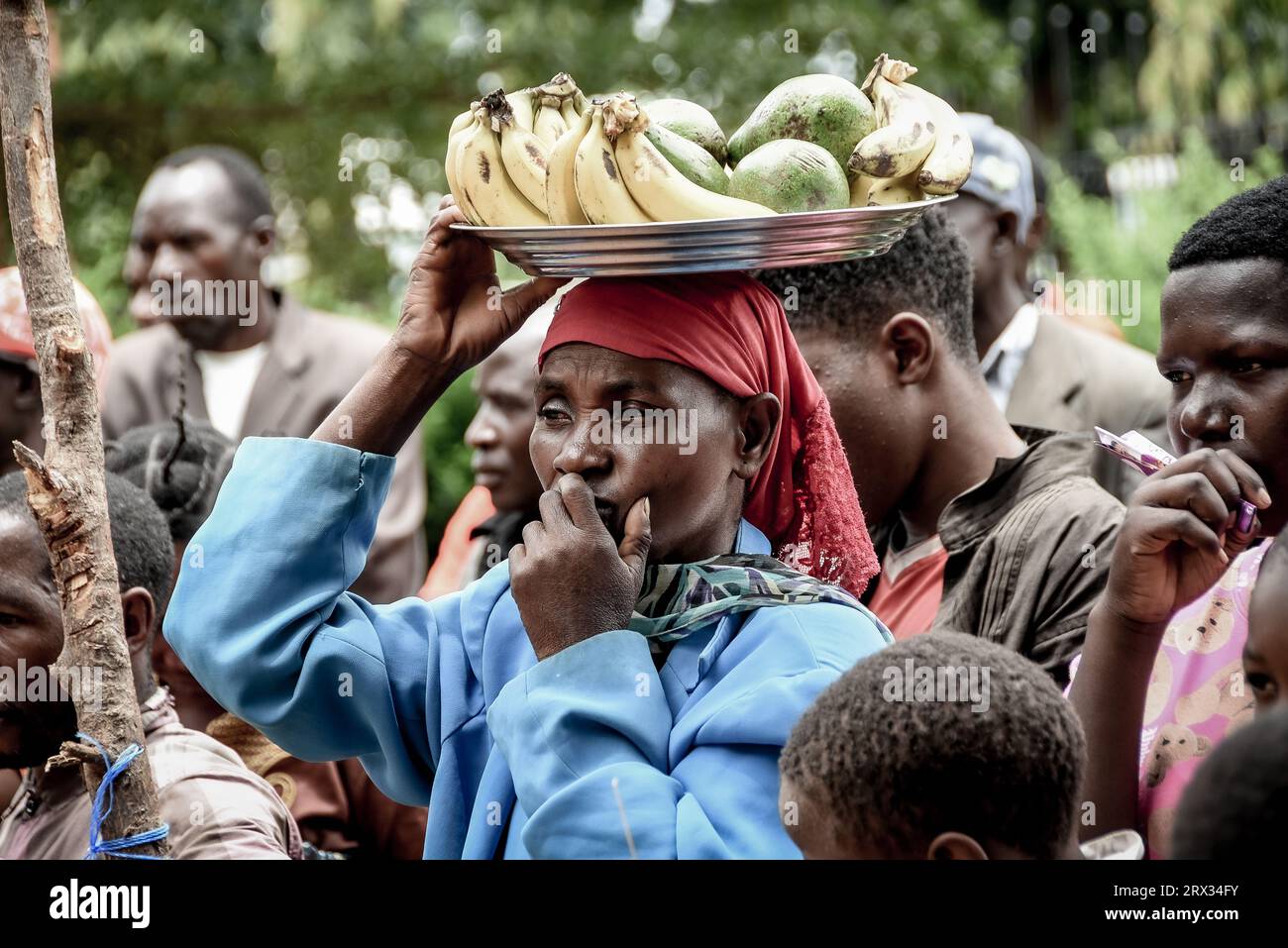 Ein Obstverkäufer bei der politischen Kundgebung der tansanischen Oppositionspartei, ACT Wazalendo in Kaliua, Tabora Region am 15. März 2023 Stockfoto