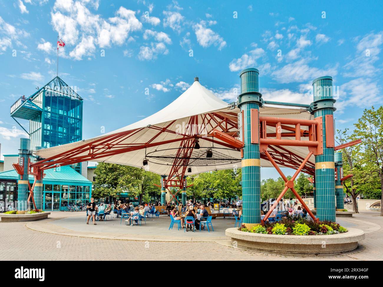 Die Forks Market Plaza, die im Winter für Skating und im Sommer für Kunstaufführungen genutzt wird, befindet sich im The Forks, dem Zusammenfluss des Red River und des Assiniboine Rivers Stockfoto