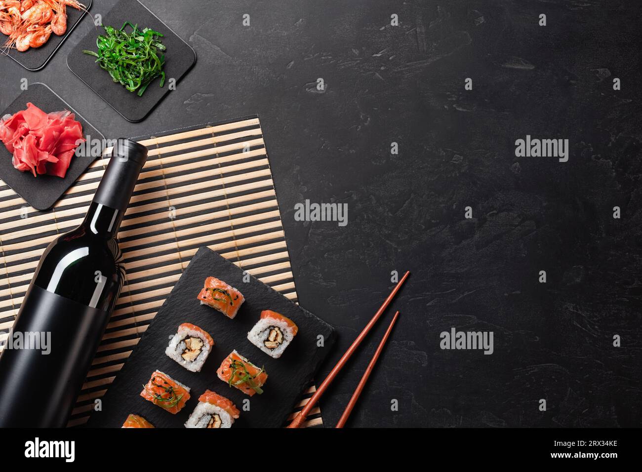 Eingestellt von Sushi und Maki mit einer Flasche Wein auf Tisch aus Stein. Ansicht von oben mit der Kopie. Stockfoto