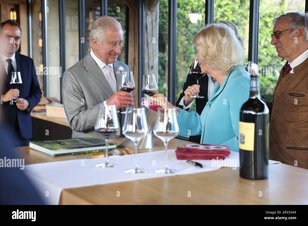 König Karl III. Und Königin Camilla bei einem Besuch des Chateau Smith Haut Lafitte Weinbergs in Bordeaux, um mehr über nachhaltige Weinbergsmethoden in der Weinregion Bordeaux zu erfahren, am dritten Tag des Staatsbesuchs in Frankreich. Bilddatum: Freitag, 22. September 2023. Stockfoto