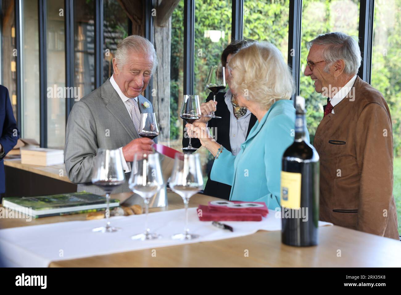 König Karl III. Und Königin Camilla bei einem Besuch des Chateau Smith Haut Lafitte Weinbergs in Bordeaux, um mehr über nachhaltige Weinbergsmethoden in der Weinregion Bordeaux zu erfahren, am dritten Tag des Staatsbesuchs in Frankreich. Bilddatum: Freitag, 22. September 2023. Stockfoto
