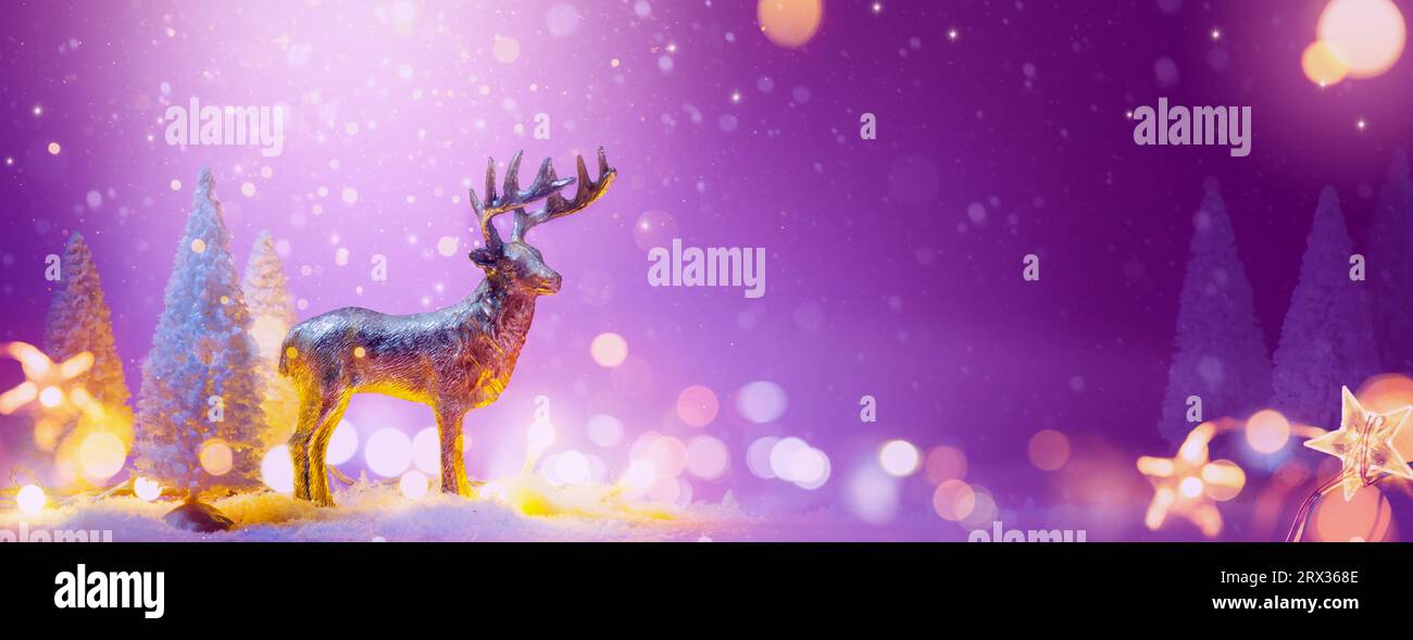 Weihnachtsgrußkarte oder Bannerdesign mit weihnachtsmännern und verschneiten Baumschmuck; Kopierbereich Stockfoto