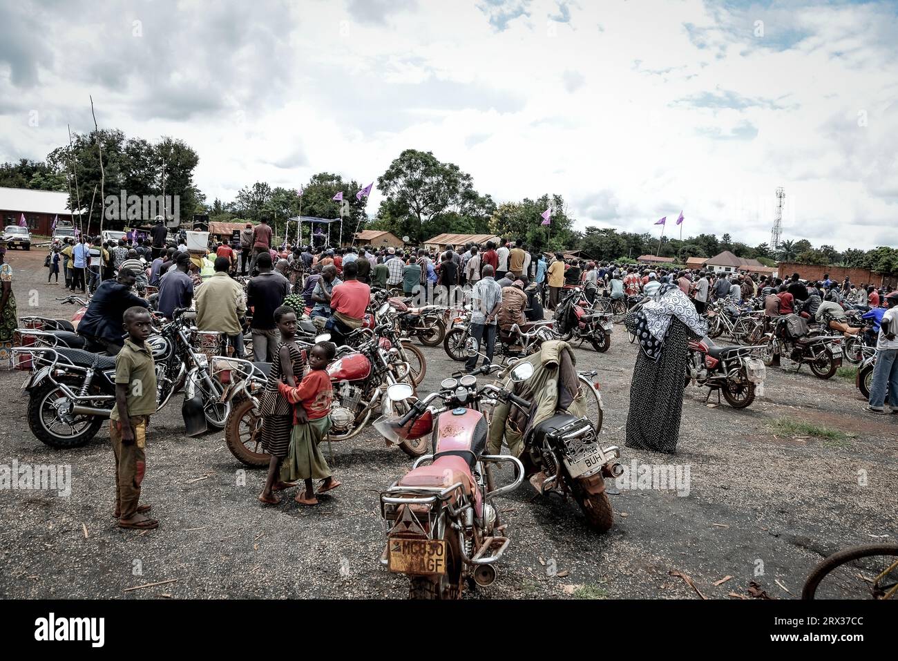 Anhänger der tansanischen Oppositionspartei, ACT Wazalendo nach der politischen Kundgebung der Partei im Bezirk Kasulu in der Region Kigoma am 18. März 2023 Stockfoto
