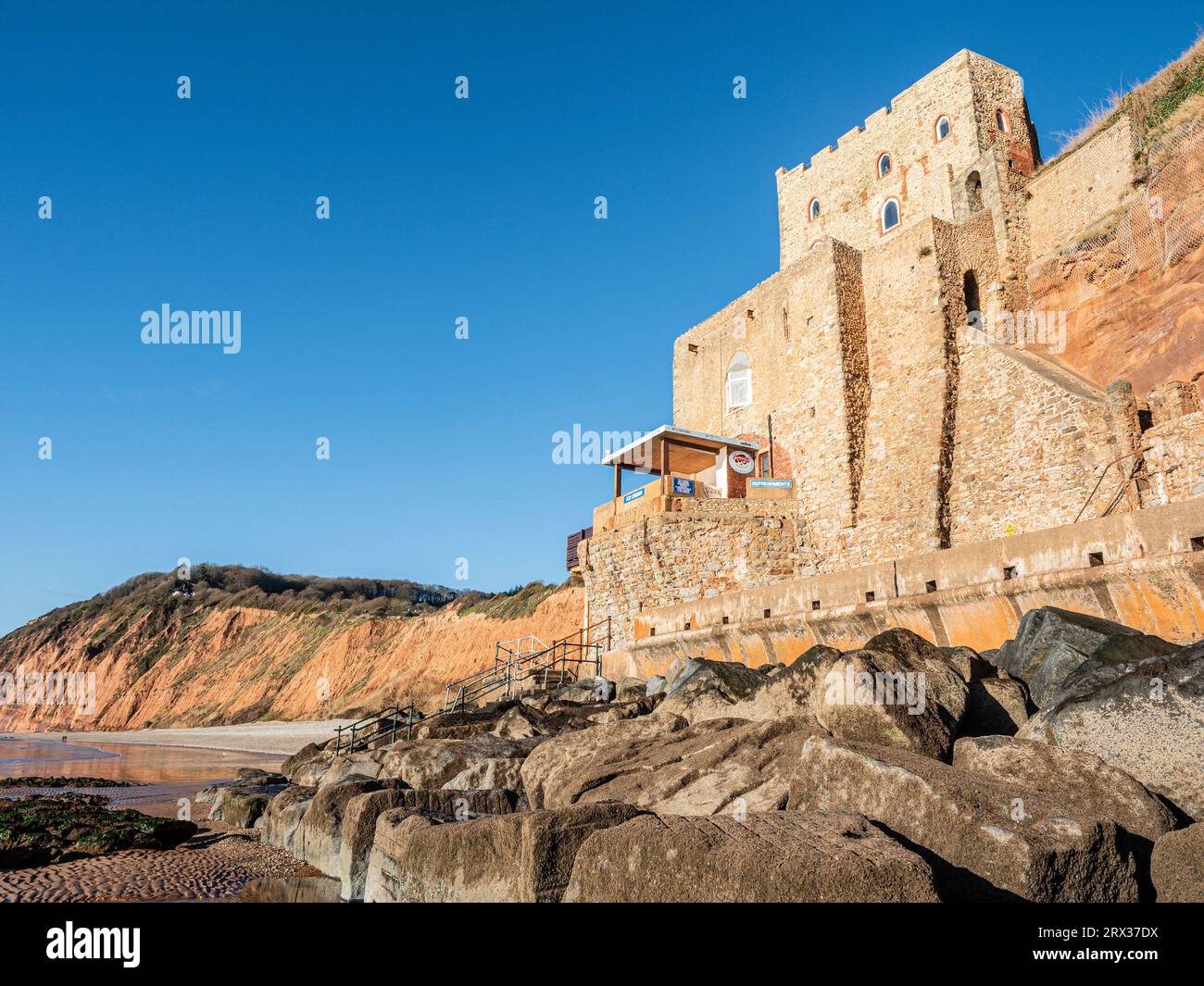 Der Uhrturm und das Café, Jacob's Ladder Beach, Sidmouth, Devon, England, Vereinigtes Königreich, Europa Stockfoto