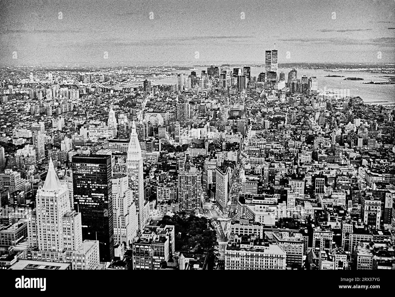Blick in der Abenddaemmerung vom Empire State Building auf Lower Manhatten mit den beiden Tuermen des World Trade Centers, dem Hudson River (R.) und d Stockfoto