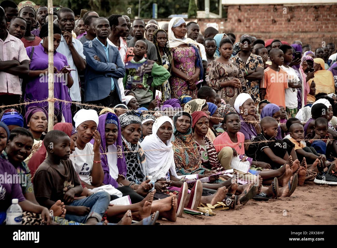 Anhänger der tansanischen Oppositionspartei ACT Wazalendo nach der politischen Kundgebung der Partei in der Region Kigoma am 18. März 2023 Stockfoto