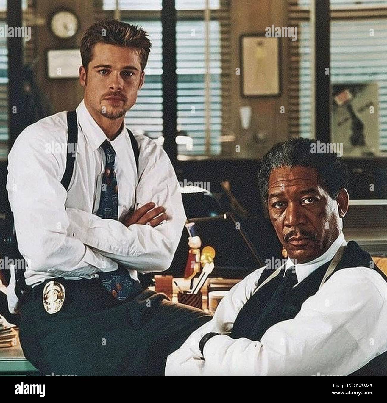SIEBEN 1995 New Line Cinema Film mit Brad Pitt links und Morgan Freeman Stockfoto