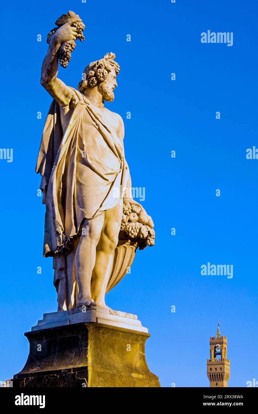 Herbststatue, Ponte Santa Trinita, Florenz (Florenz), Turm des Palazzo Vecchio, UNESCO-Weltkulturerbe, Toskana, Italien, Europa Stockfoto