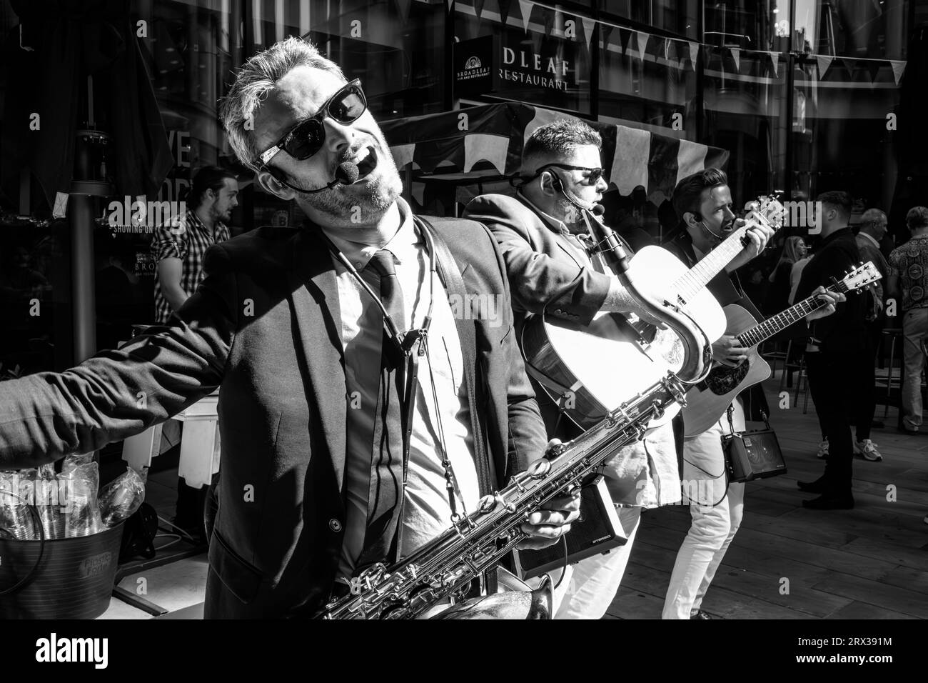 Das Walking Hands Acoustic Trio tritt in Bishopsgate, City of London, London, UK auf. Stockfoto