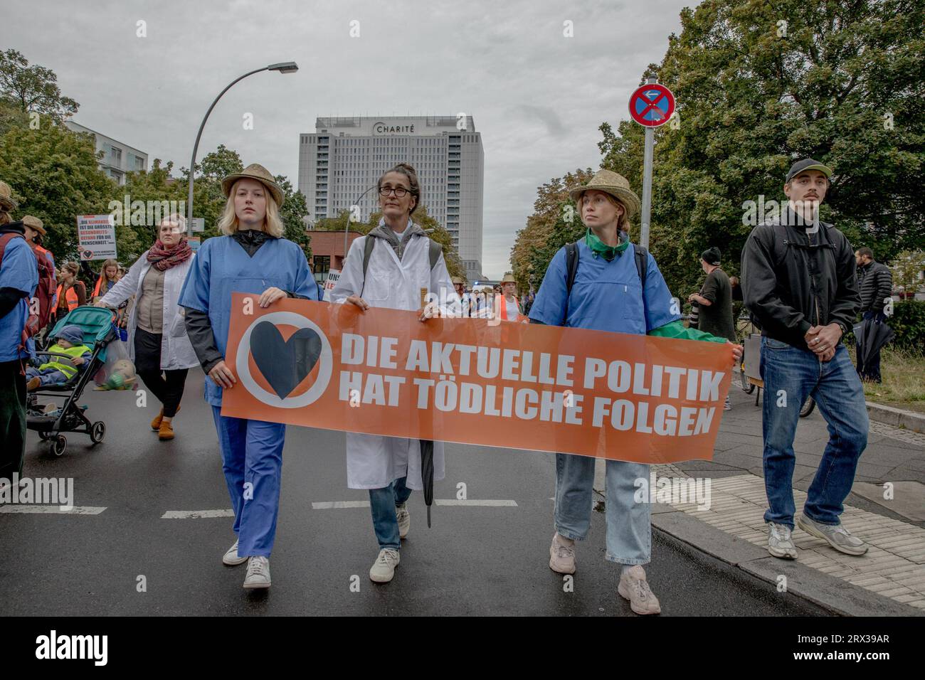 Berlin, Deutschland. September 2023. Am 22. September 2023 fand in Berlin ein unregistrierter marsch statt, der von der Aktivistengruppe Last Generation organisiert wurde und die Aufmerksamkeit auf das drängende Thema Klimawandel lenkte. Ihr Rallyesschrei: "Die aktuelle Politik hat tödliche Folgen." Unter den Protestierenden befanden sich Beschäftigte des Gesundheitswesens, die die steigende Zahl von hitzebedingten Todesfällen betonten. Als symbolische Geste trugen viele Teilnehmer Strohhüte, die diejenigen repräsentierten, die den extremen Temperaturen erliegen sind. In einem dramatischen Finale des marsches zündeten die Aktivisten einen Strohhut an, Zeichen Stockfoto