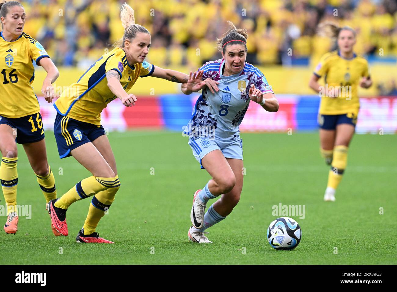 Nathalie Bjorn (L) aus Schweden und Mariona Caldentey aus Spanien in Aktion während des Fußballspiels der UEFA Women's Nations League (Liga A, Gruppe A4) zwischen Schweden und Spanien bei Gamla Ullevi in Göteborg, Schweden, am 22. September 2023. Foto: Björn Larsson Rosvall / TT / Code 9200 Stockfoto
