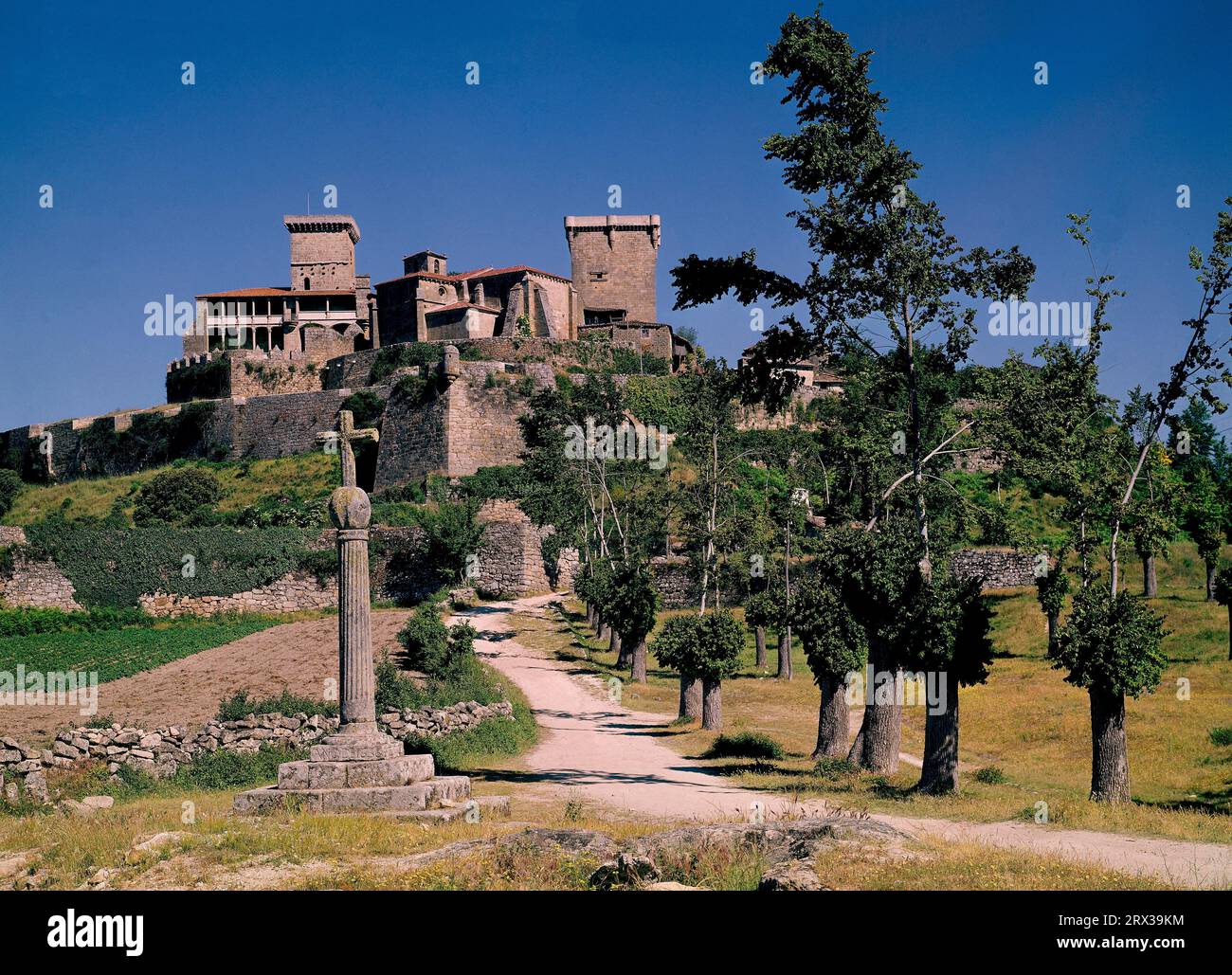 EXTERIEUR-VISTA DEL CASTILLO-FINES S XV EN LOS AÑOS 60. LAGE: CASTILLO DE MONTERREY. MONTERREY-VERIN. Orense. SPANIEN. Stockfoto