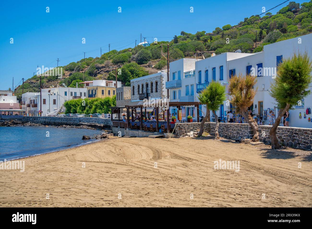 Blick auf den kleinen Strand und die Geschäfte in der Stadt Mandraki, Mandraki, Nisyros, Dodekanes, griechische Inseln, Griechenland, Europa Stockfoto