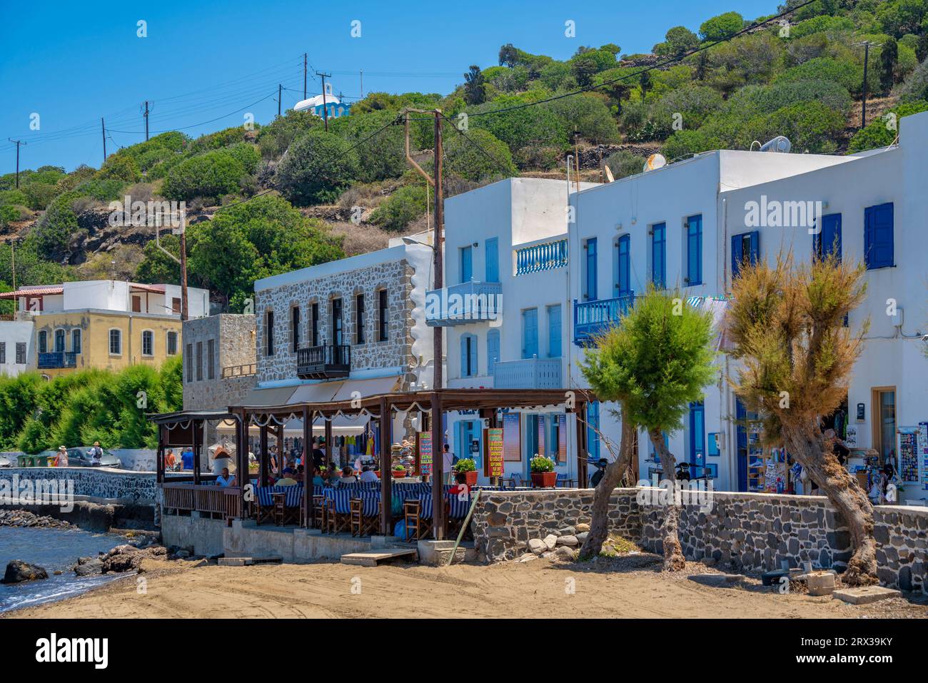 Blick auf den kleinen Strand und die Geschäfte in der Stadt Mandraki, Mandraki, Nisyros, Dodekanes, griechische Inseln, Griechenland, Europa Stockfoto