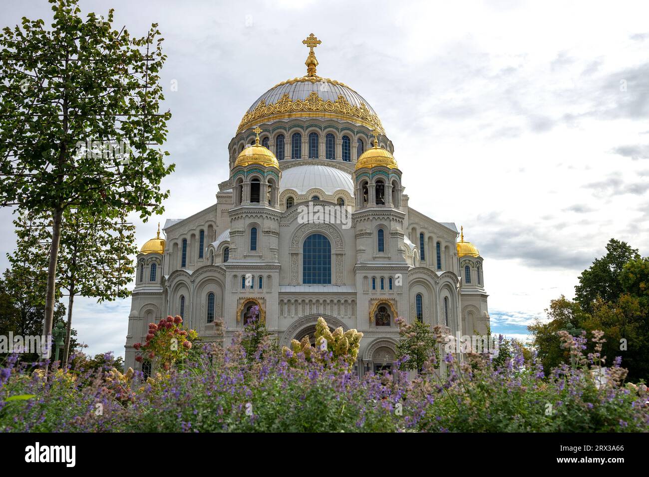 Die Naval Cathedral von St. Nicholas der Wundertäter an einem Sommertag. Kronstadt, Russland Stockfoto