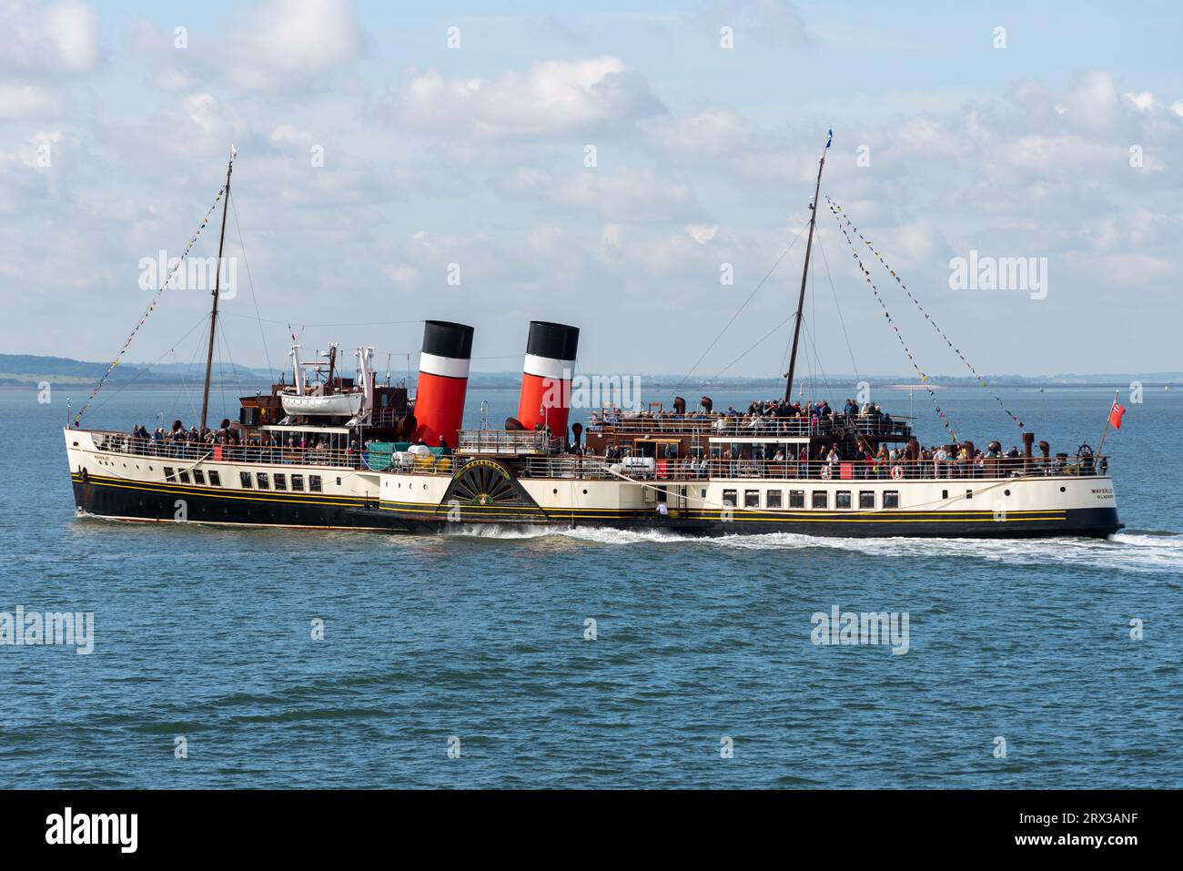 Paddeldampfer Waverley segelt nach einem Halt am Southend Pier, um Passagiere für eine Flussfahrt um die Themse-Mündung zu sammeln Stockfoto