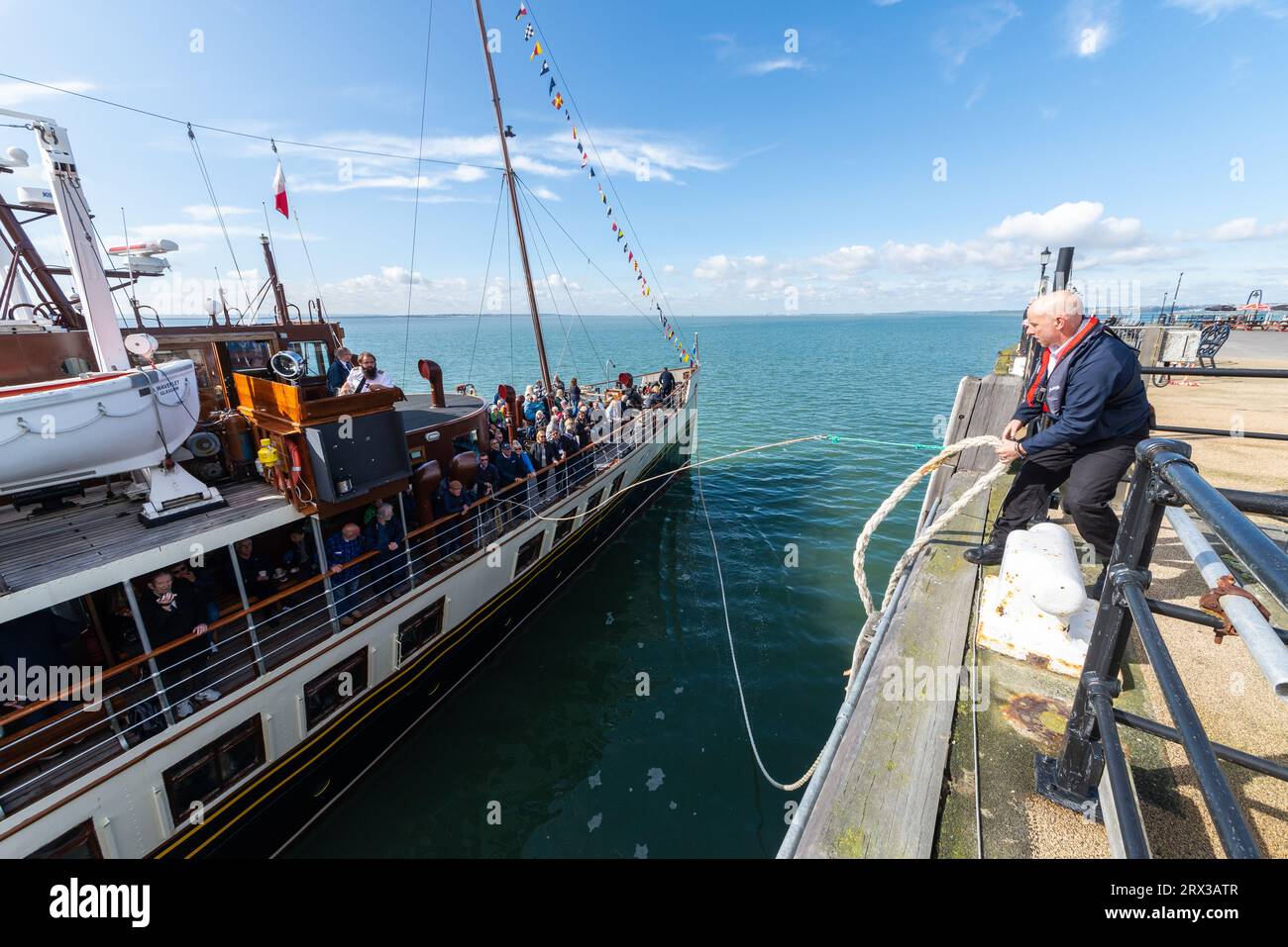 Paddeldampfer Waverley fährt vom Southend Pier ab, nachdem er Passagiere für eine Flussfahrt rund um die Themse-Mündung abgeholt hat. Crew und Anlegeseil Stockfoto Paddeldampfer Waverley fährt vom Southend Pier ab, nachdem er Passagiere für eine Flussfahrt rund um die Themse-Mündung abgeholt hat. Crew und Anlegeseil Stockfoto